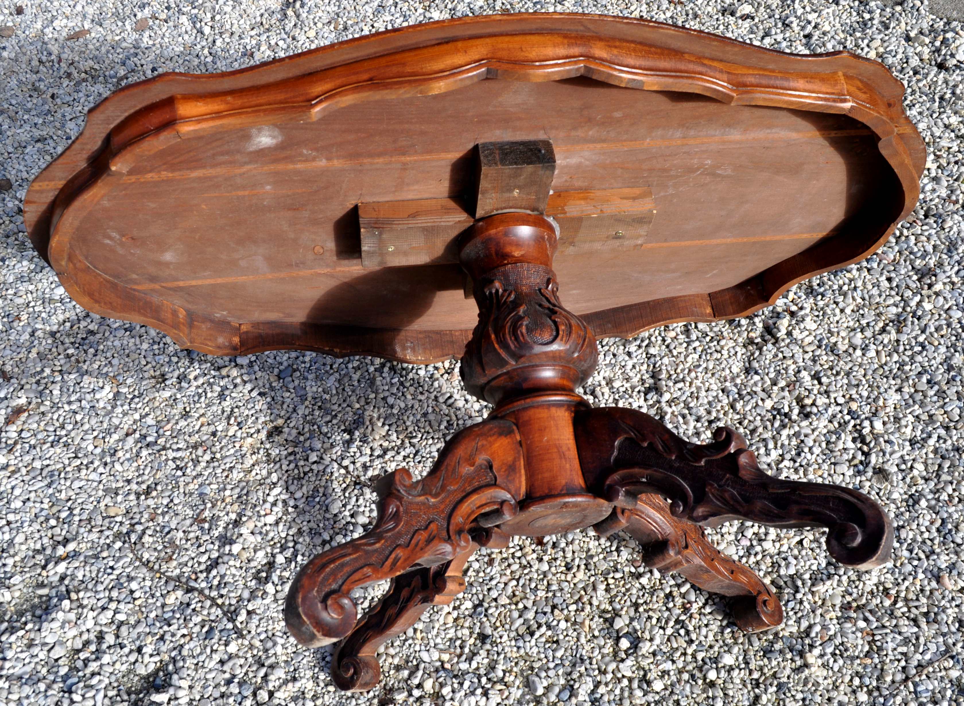 Table marquetee Rubus violin