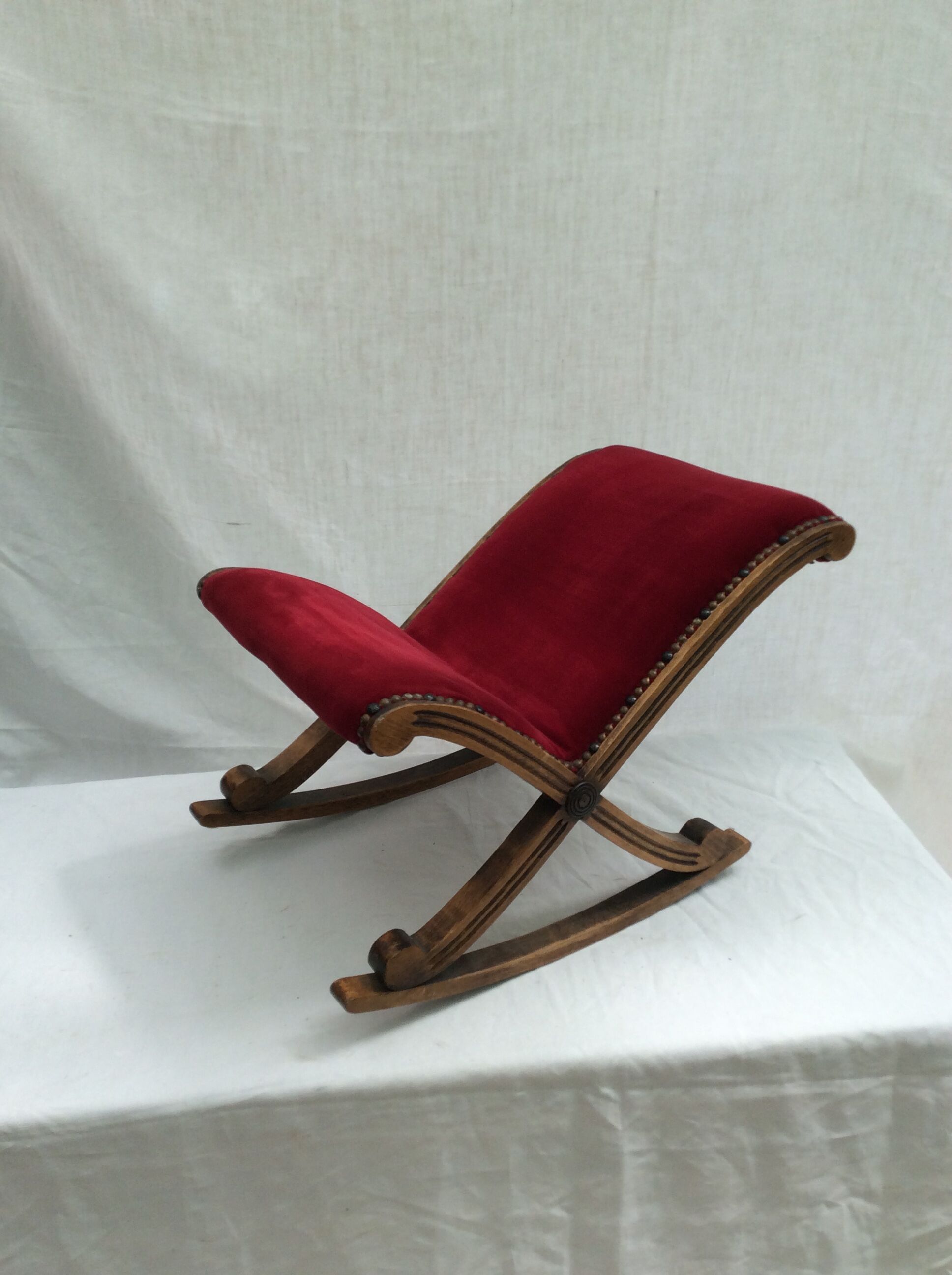 Wooden swing tabou/rest feet and dark red fabric dimension: H-38xL-54xPr-35cm-