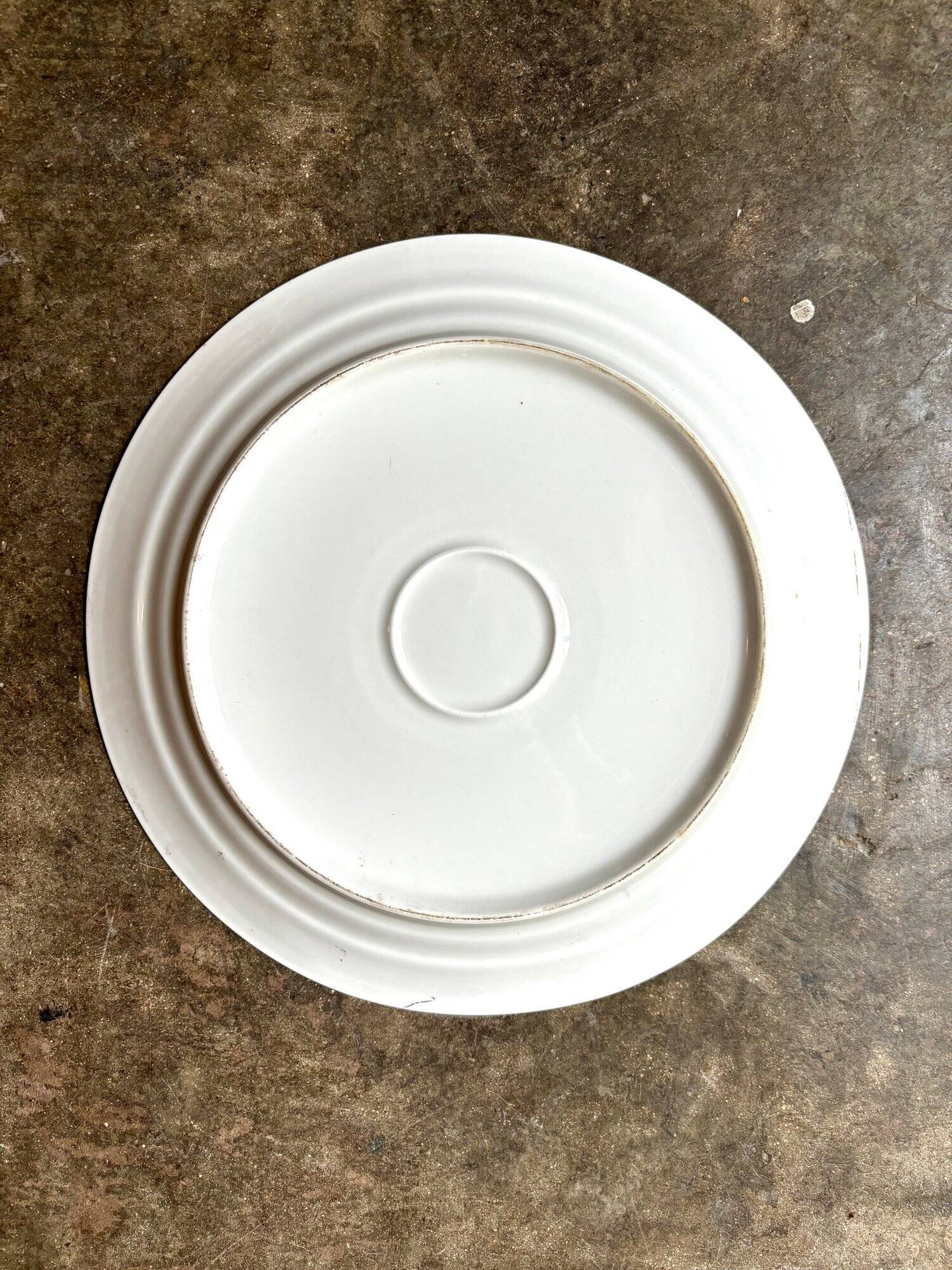 Plat rond en porcelaine blanche et dorée