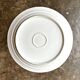 Plat rond en porcelaine blanche et dorée