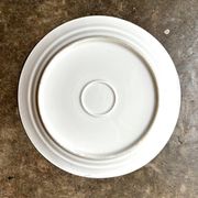 Plat rond en porcelaine blanche et dorée