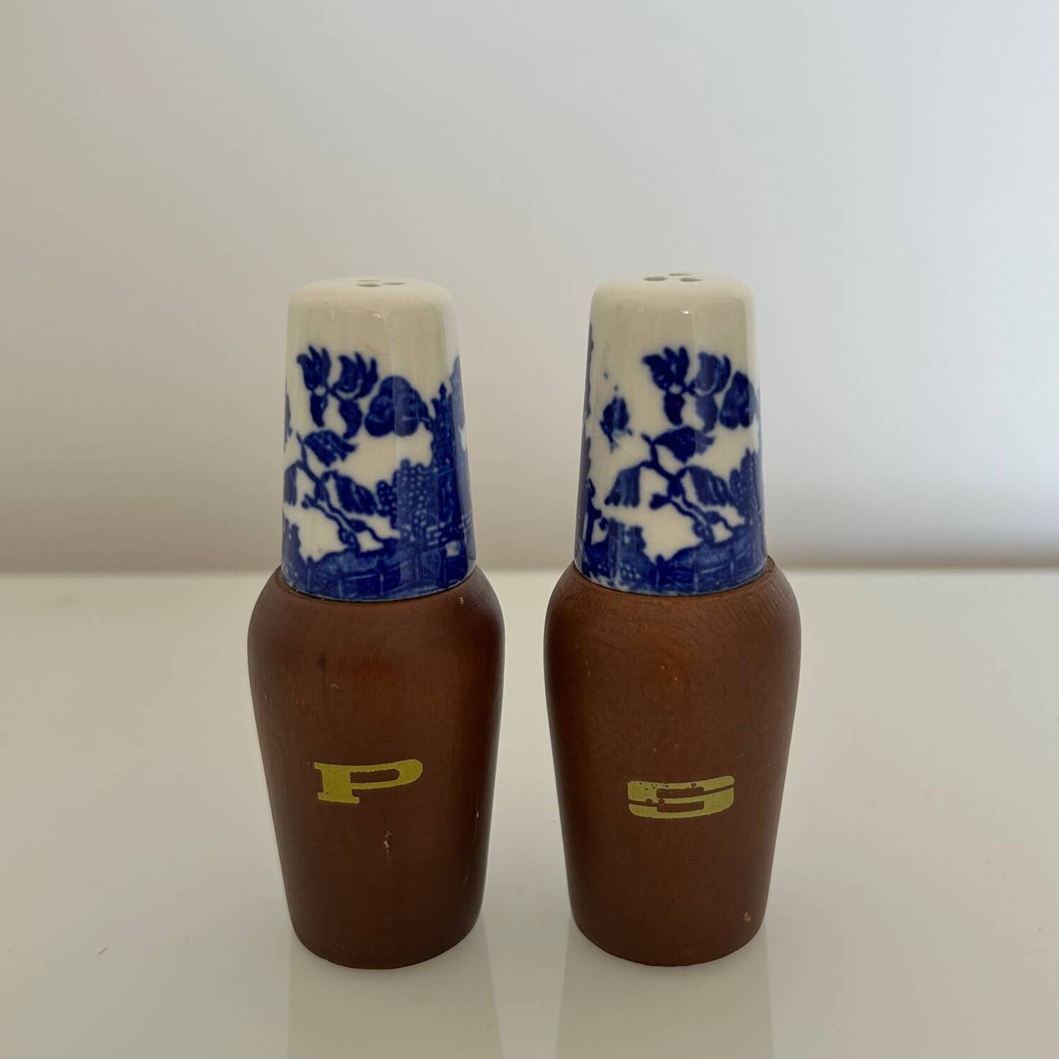 Salt and pepper shaker with blue decoration.