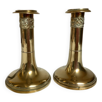 Paire d’anciens bougeoirs en laiton