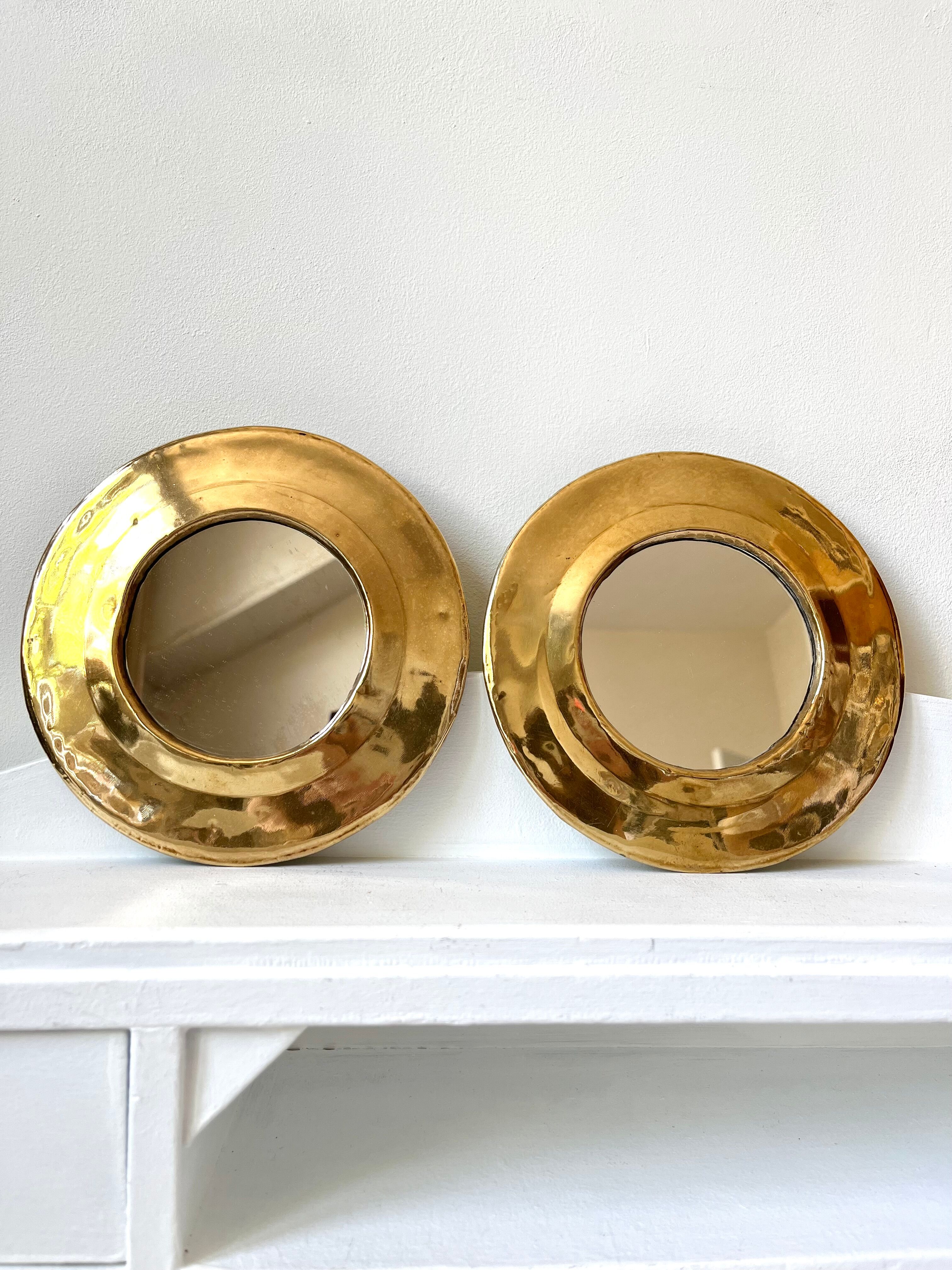 Round mirrors strapping in vintage gilded brass