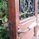 Porte d’entrée vitrée en chêne et grilles en fer, XIXème s.