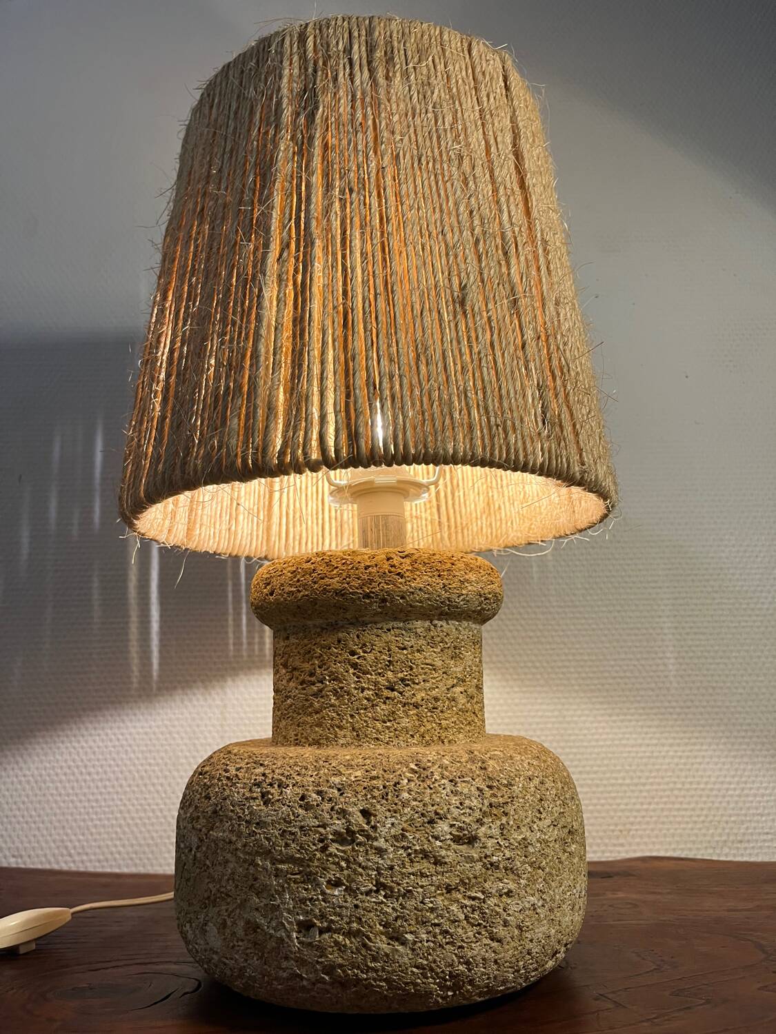 Lampe en pierre recomposée abat jour corde