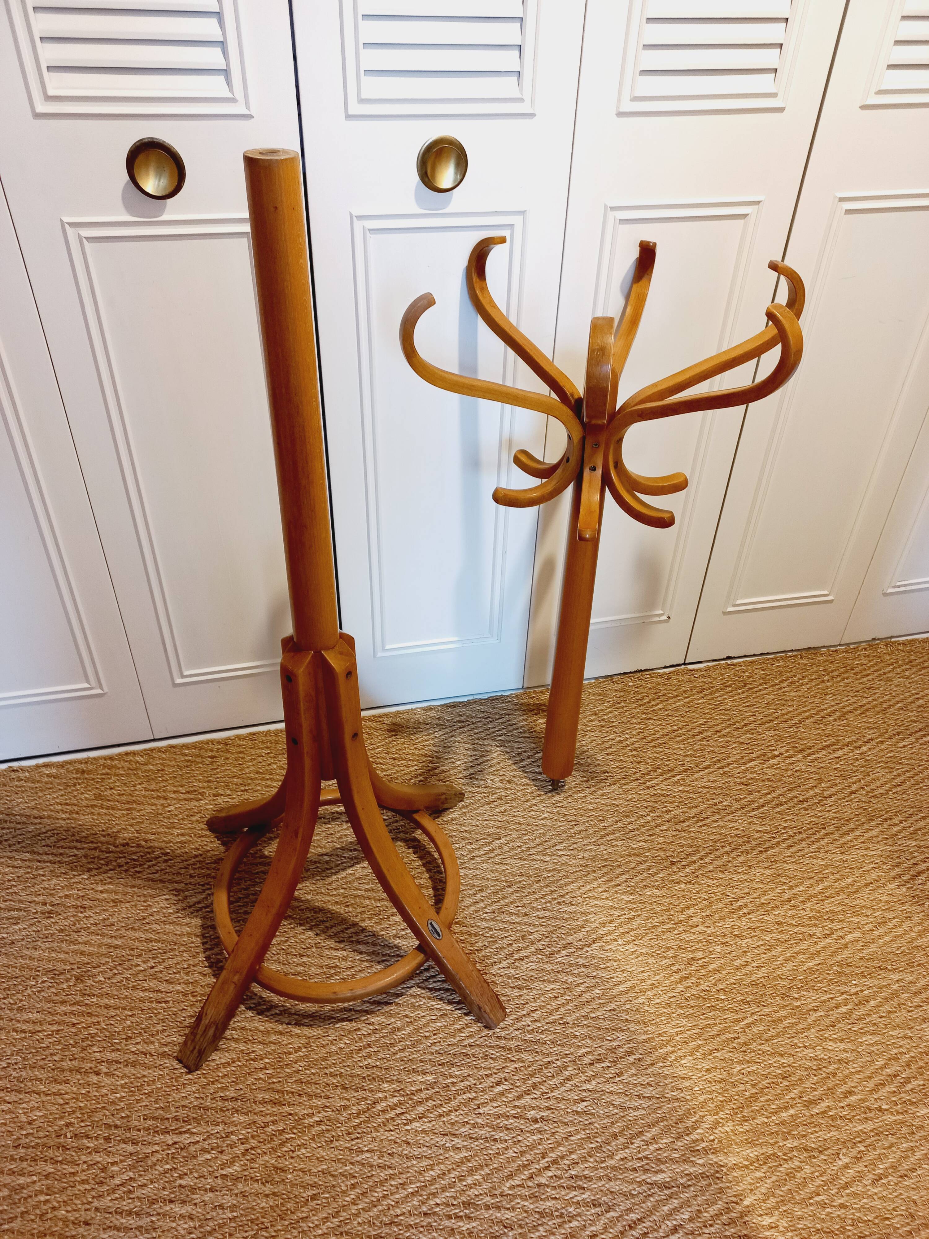 Baumann parrot coat rack