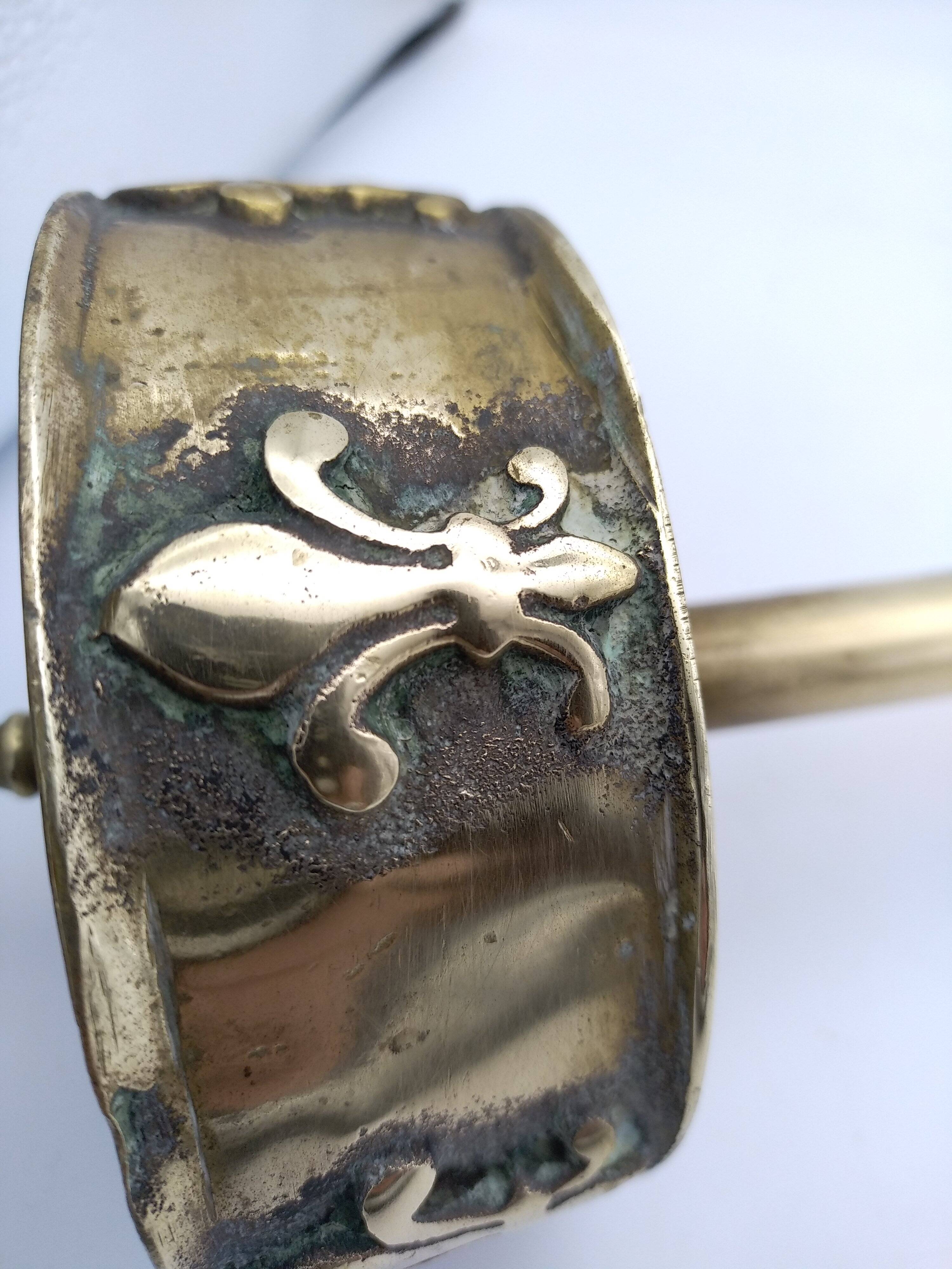 Ashtray on foot. Bronze and brass, with fleur-de-lis decoration.