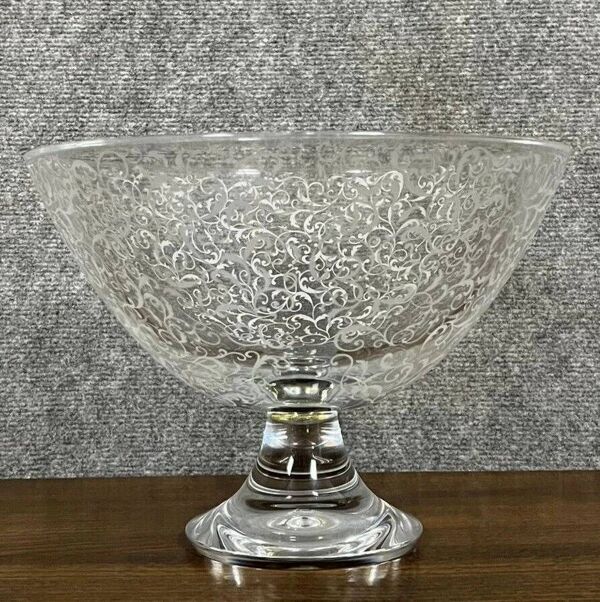 Importante coupe de centre de table sur piédouche en cristal de Baccarat
