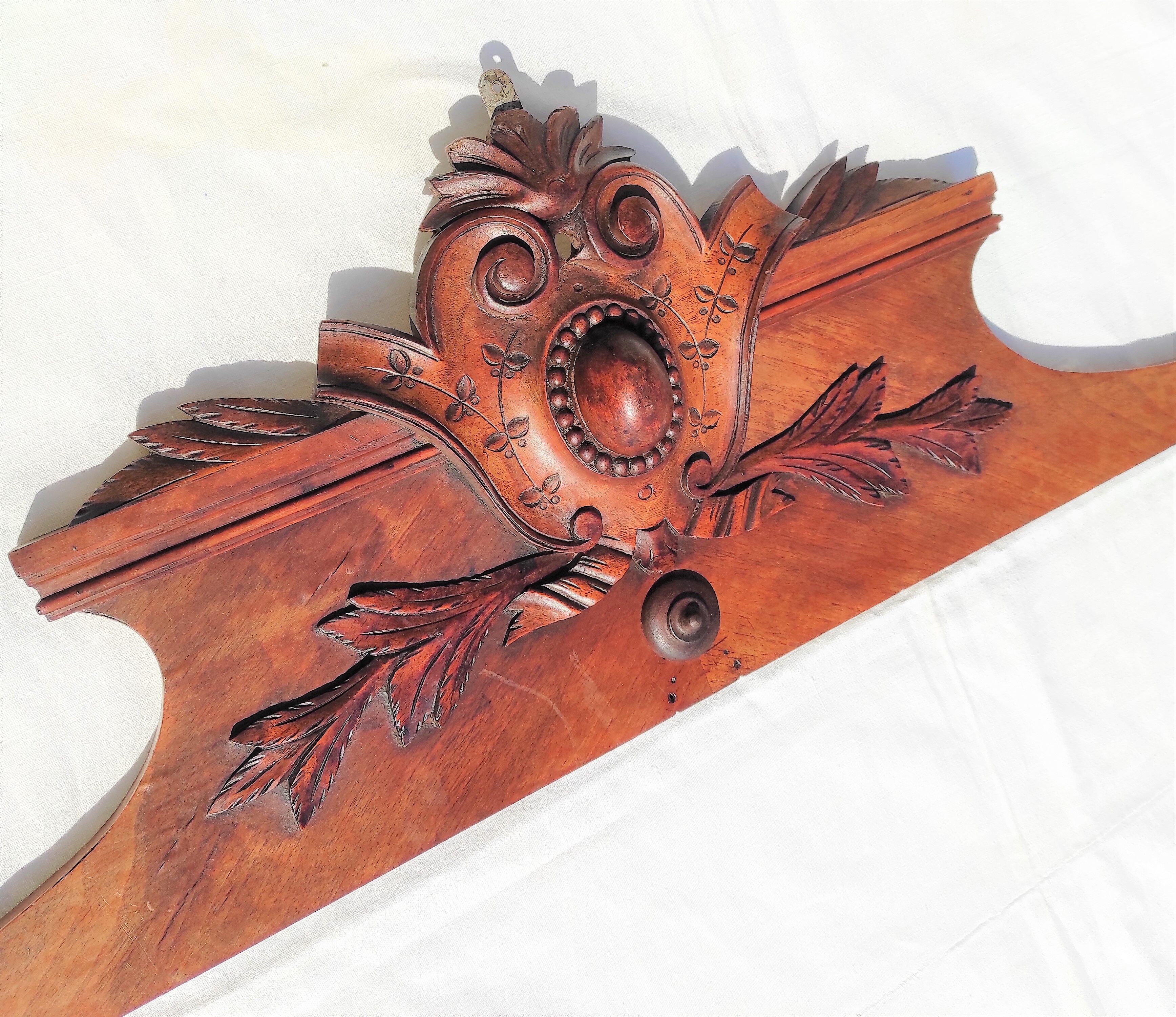 Fronton en bois sculpté pour dessus de porte ou autre