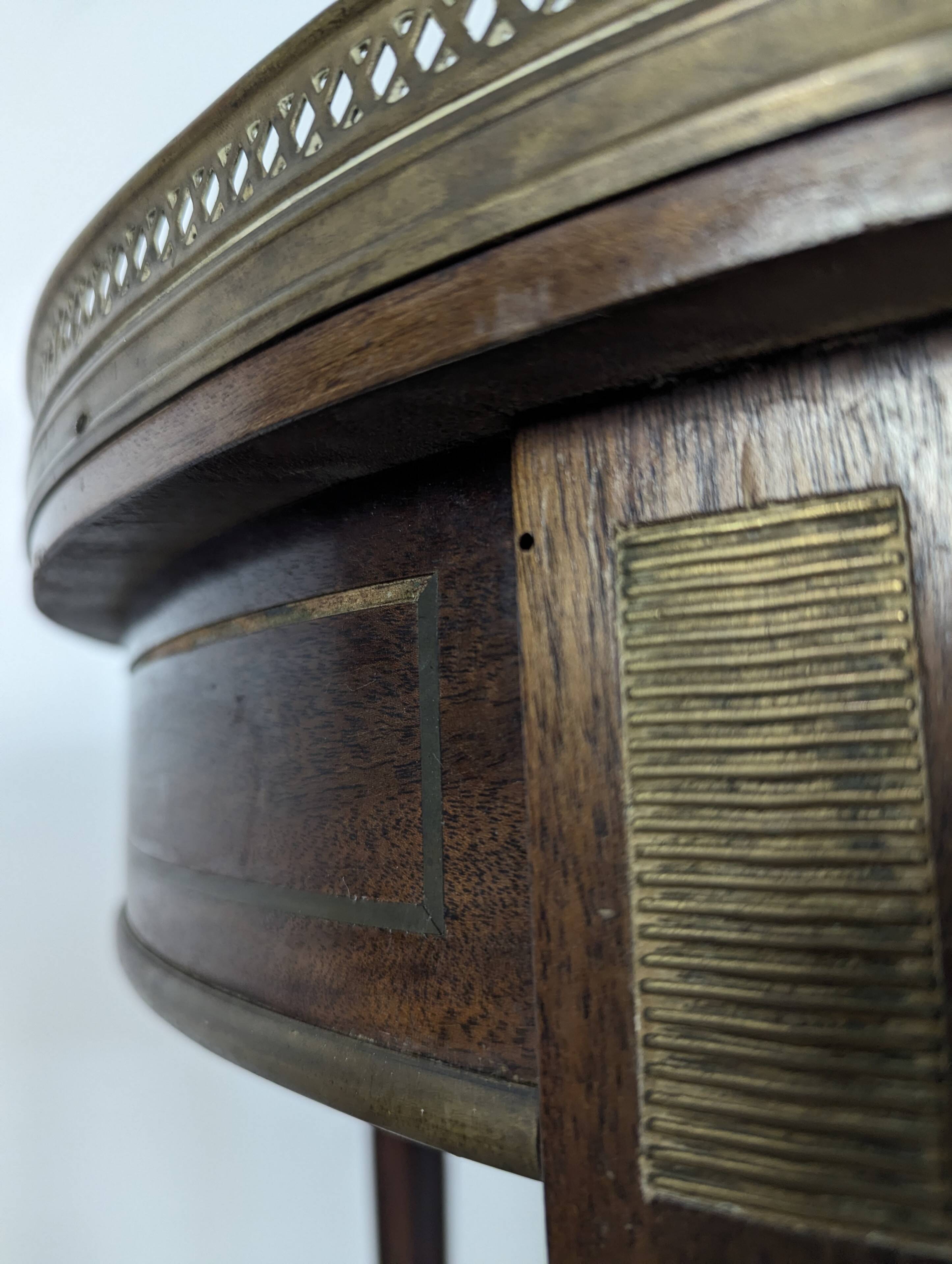 Bouillotte table in mahogany, late 19th century.