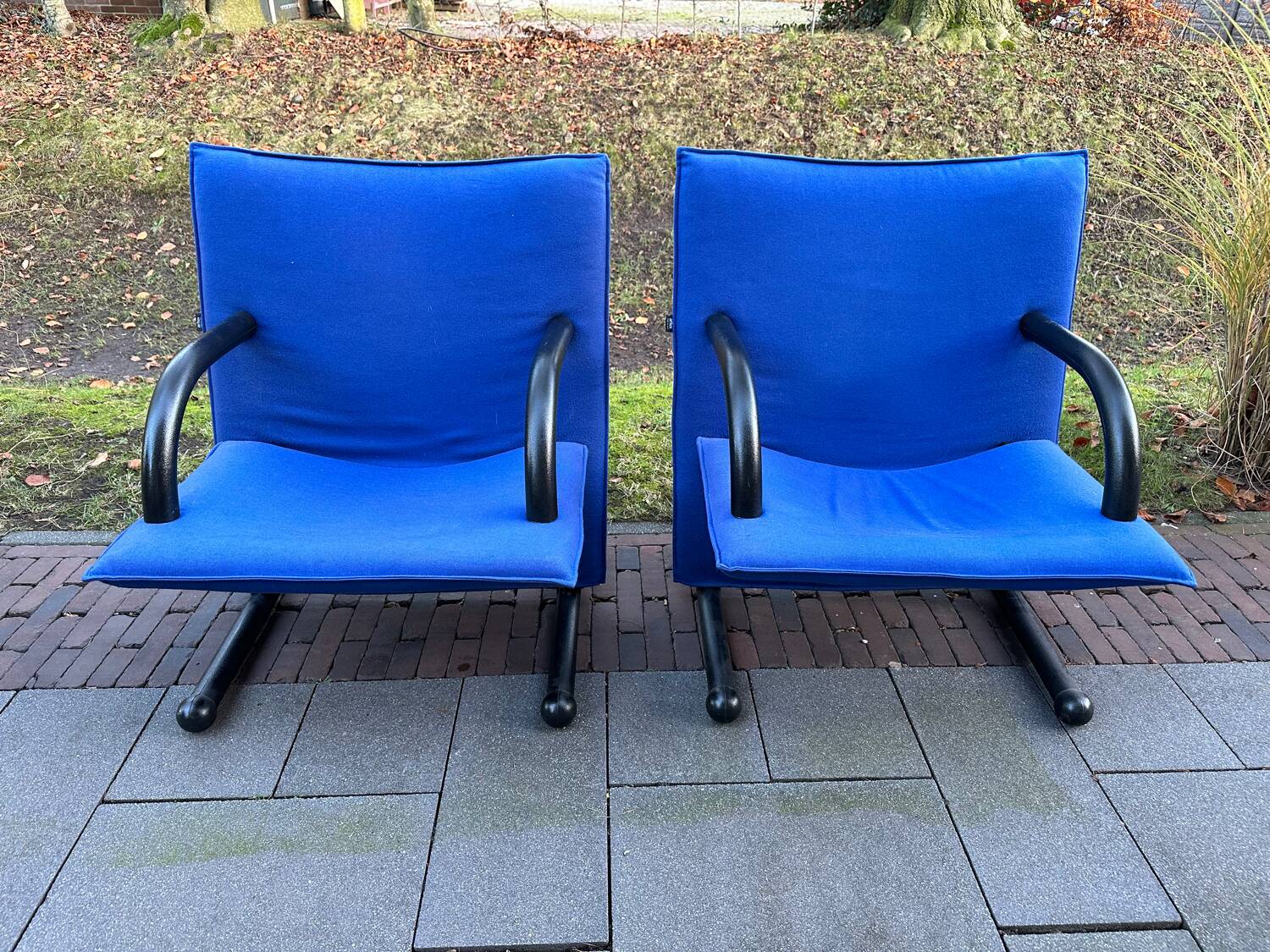 2 x Arflex T-Line sun loungers