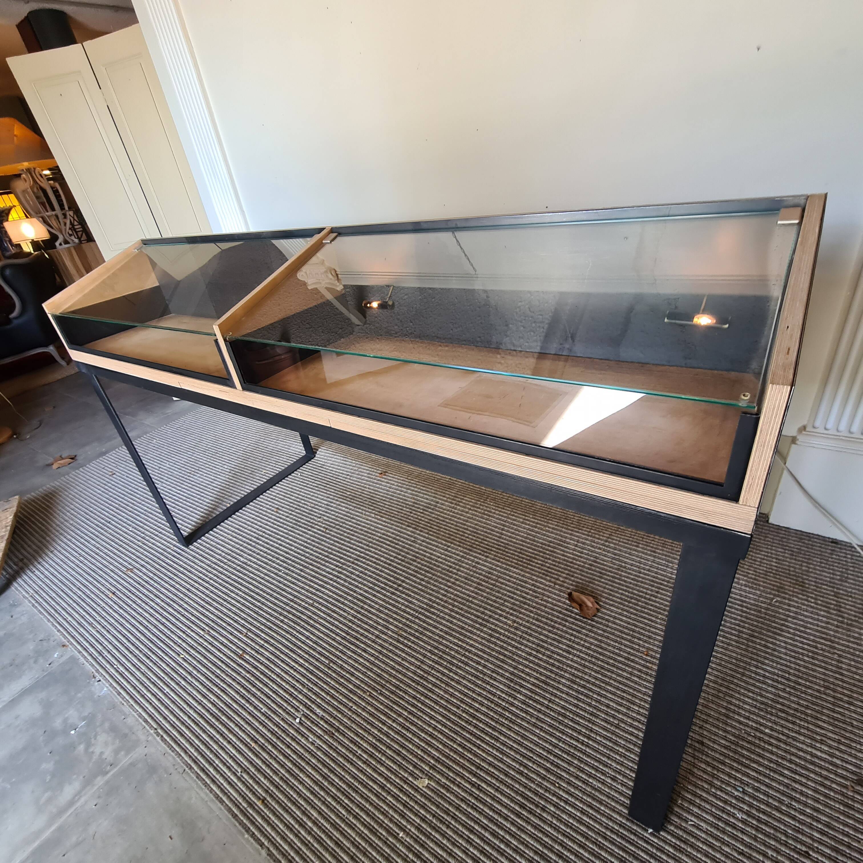 Double shop window 180 x 71 x 107 cm
