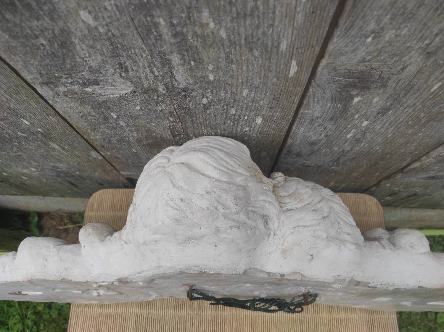 Stucco decoration depicting angels