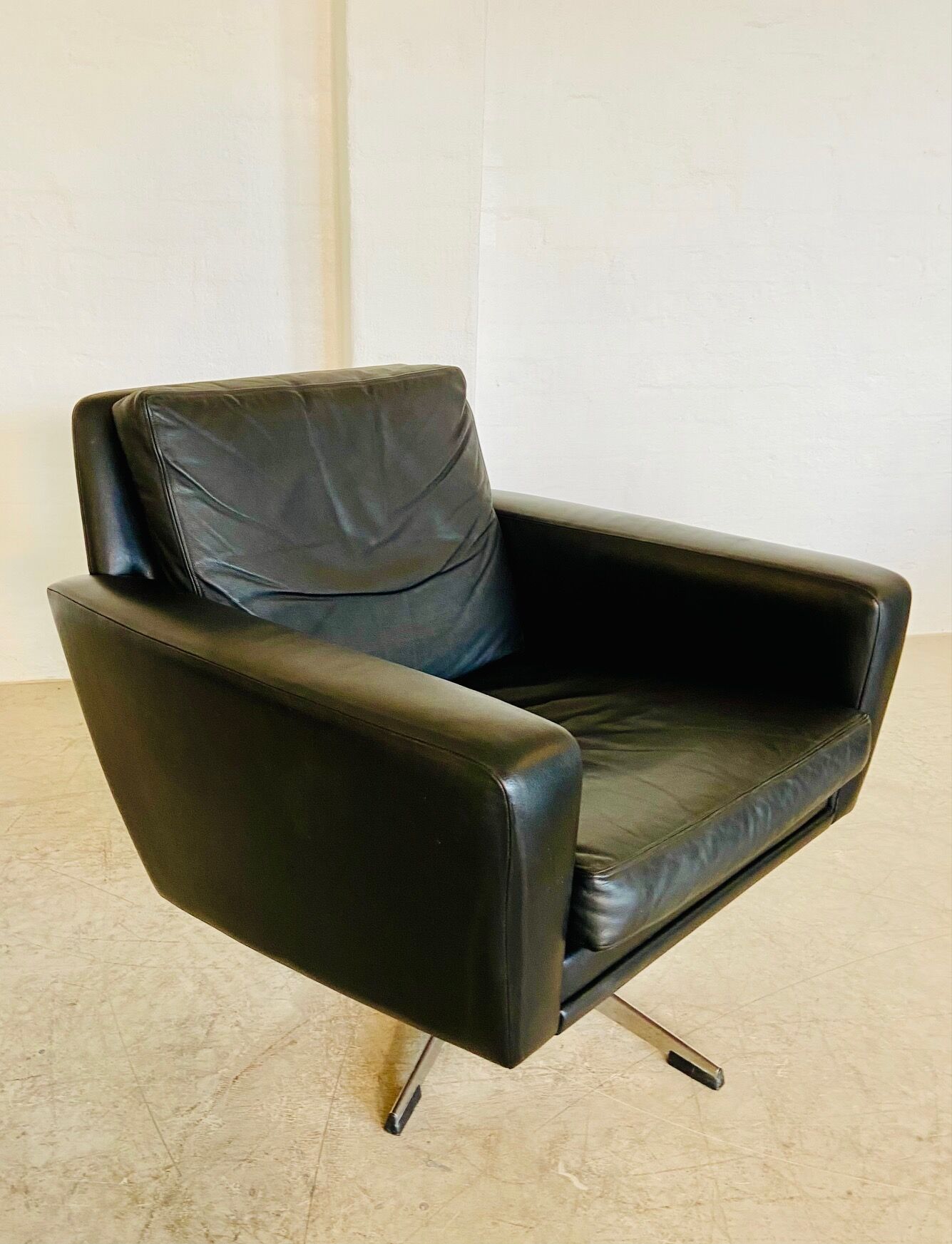 Vintage Danish swivel chair in black leather by Georg Thams