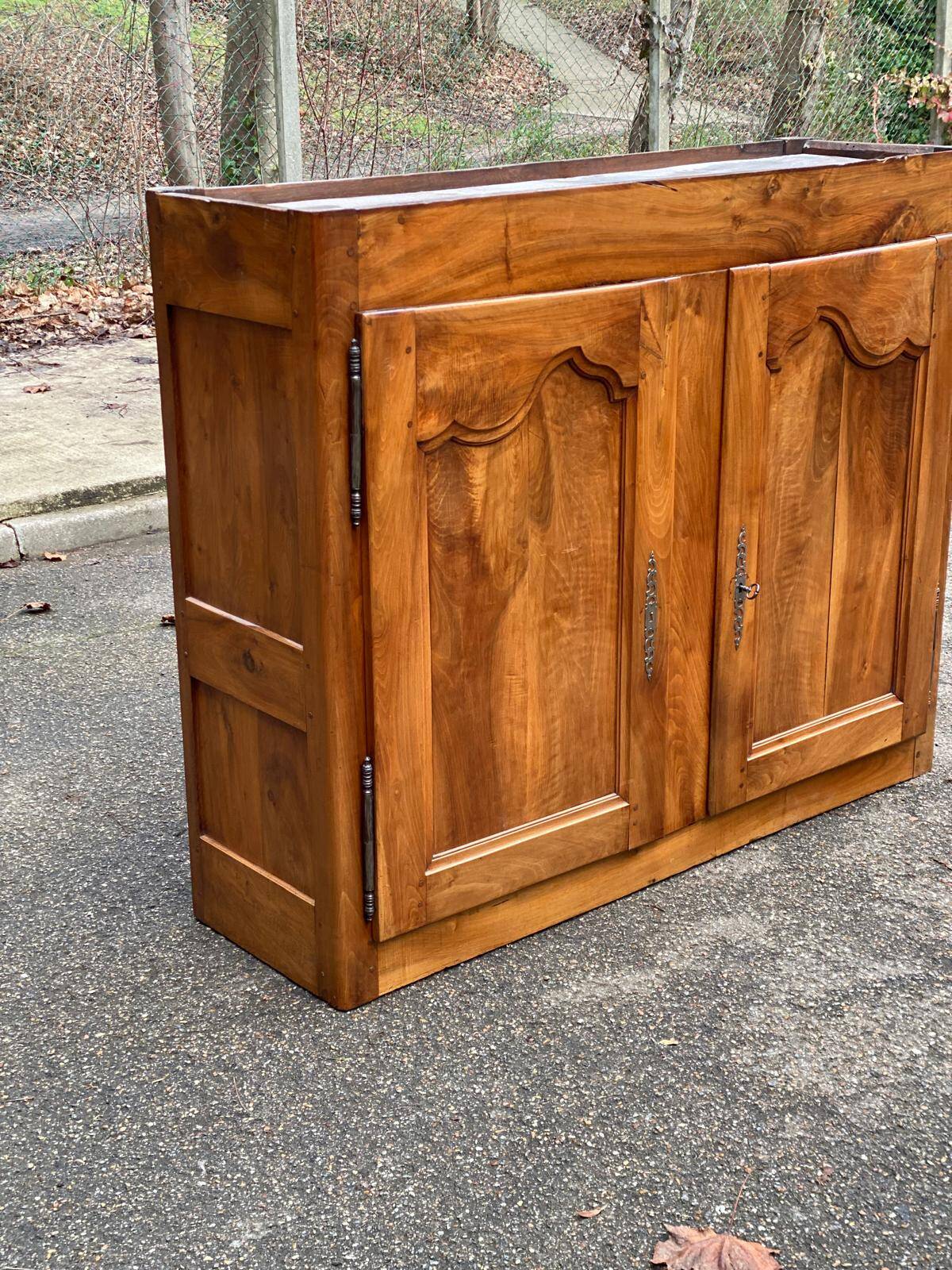 Louis XV buffet in solid wood from the 18th century.