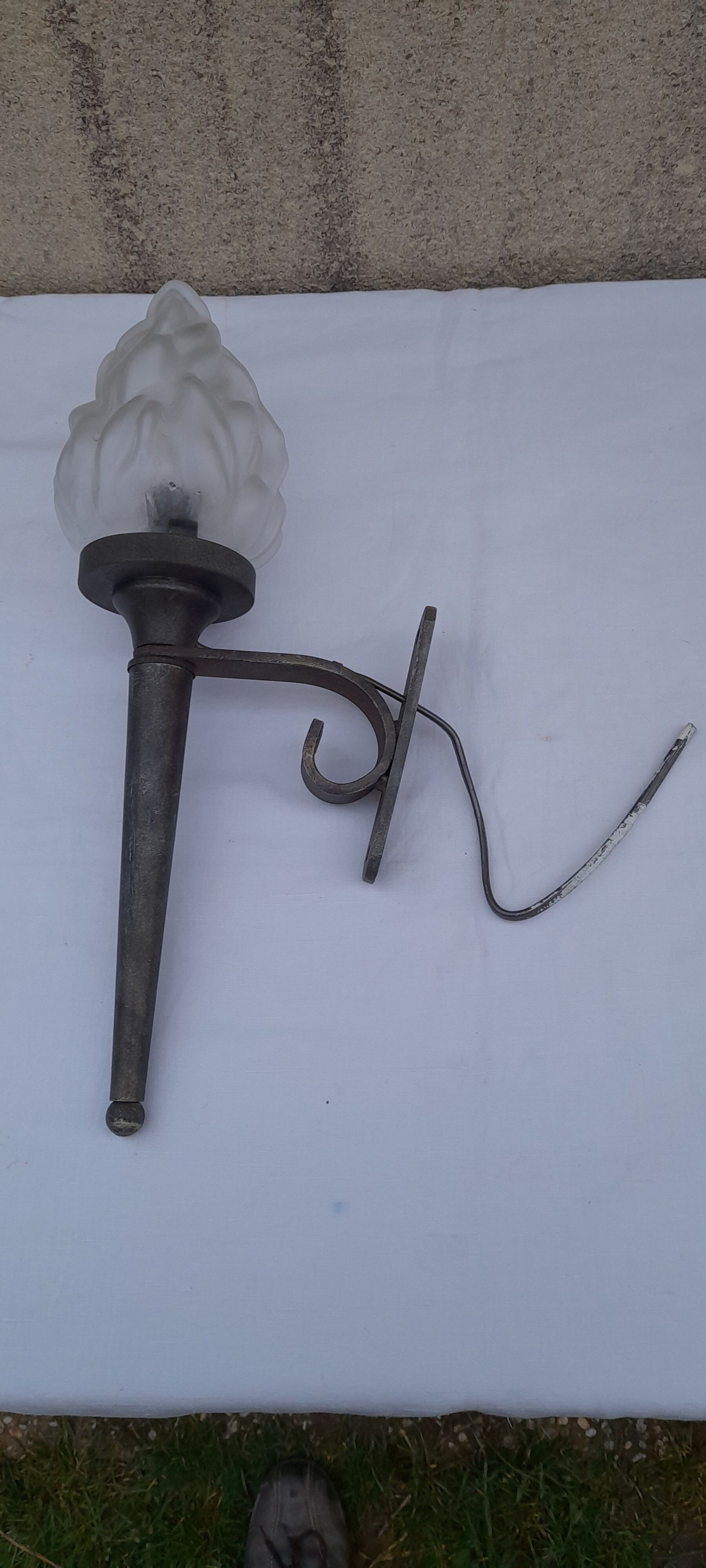 Metal wall lamp with flare