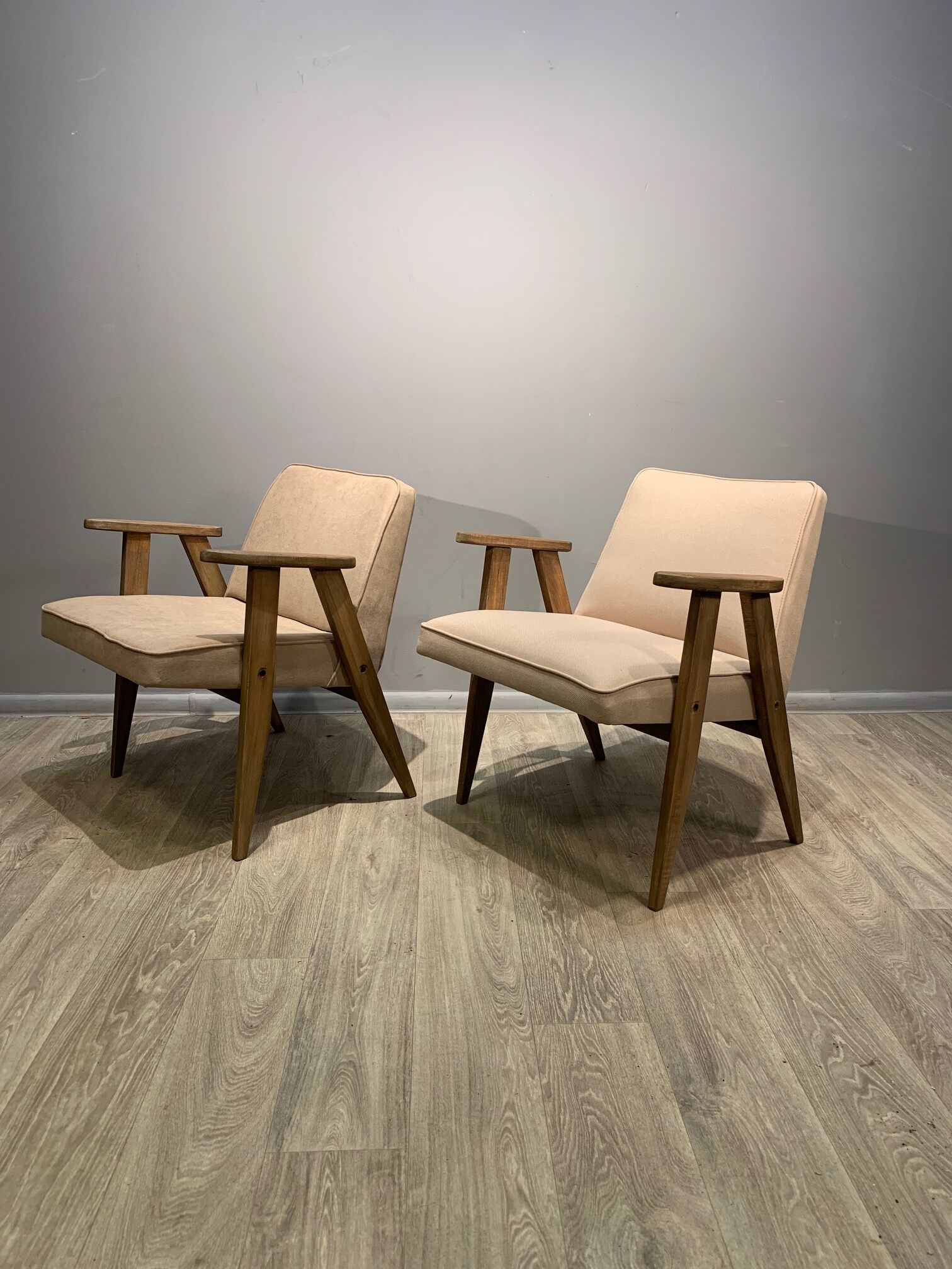 Paire de fauteuils 366, conçus par J. Chierowski