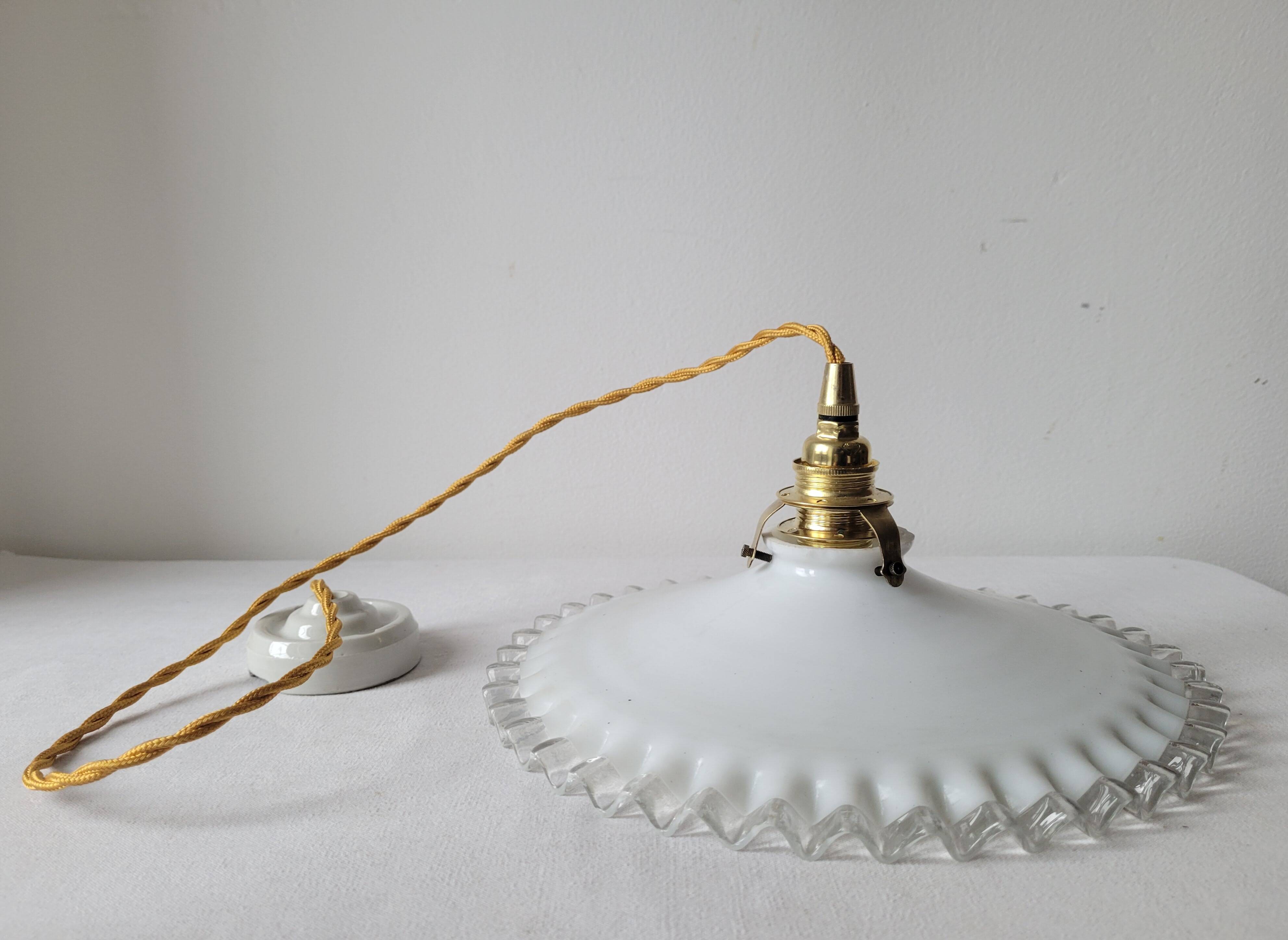 Pendant in serrated opaline