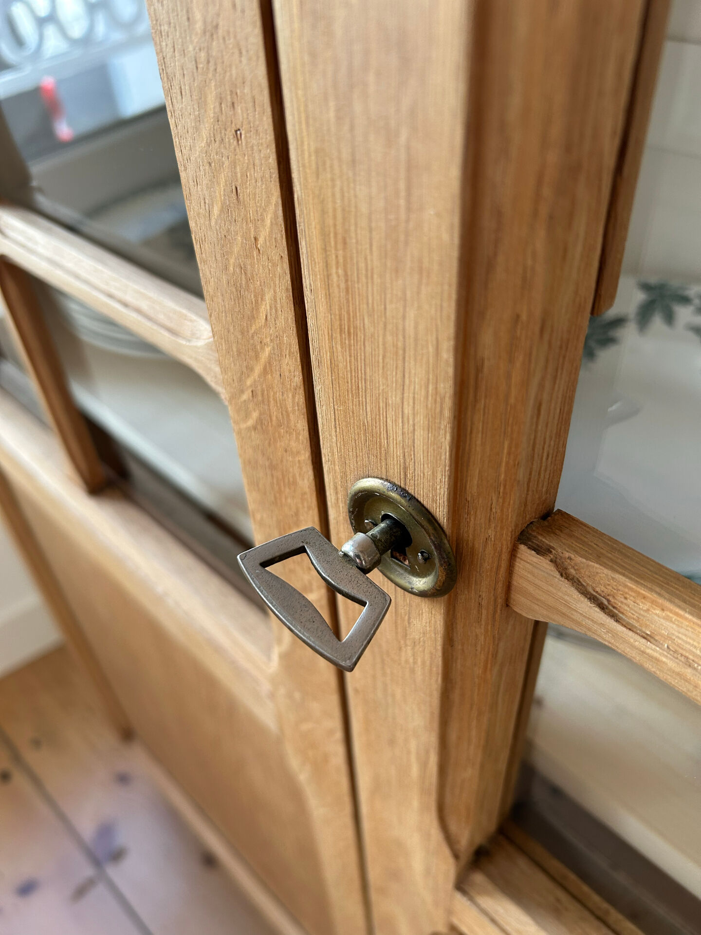 Armoire vitrée en chêne brut