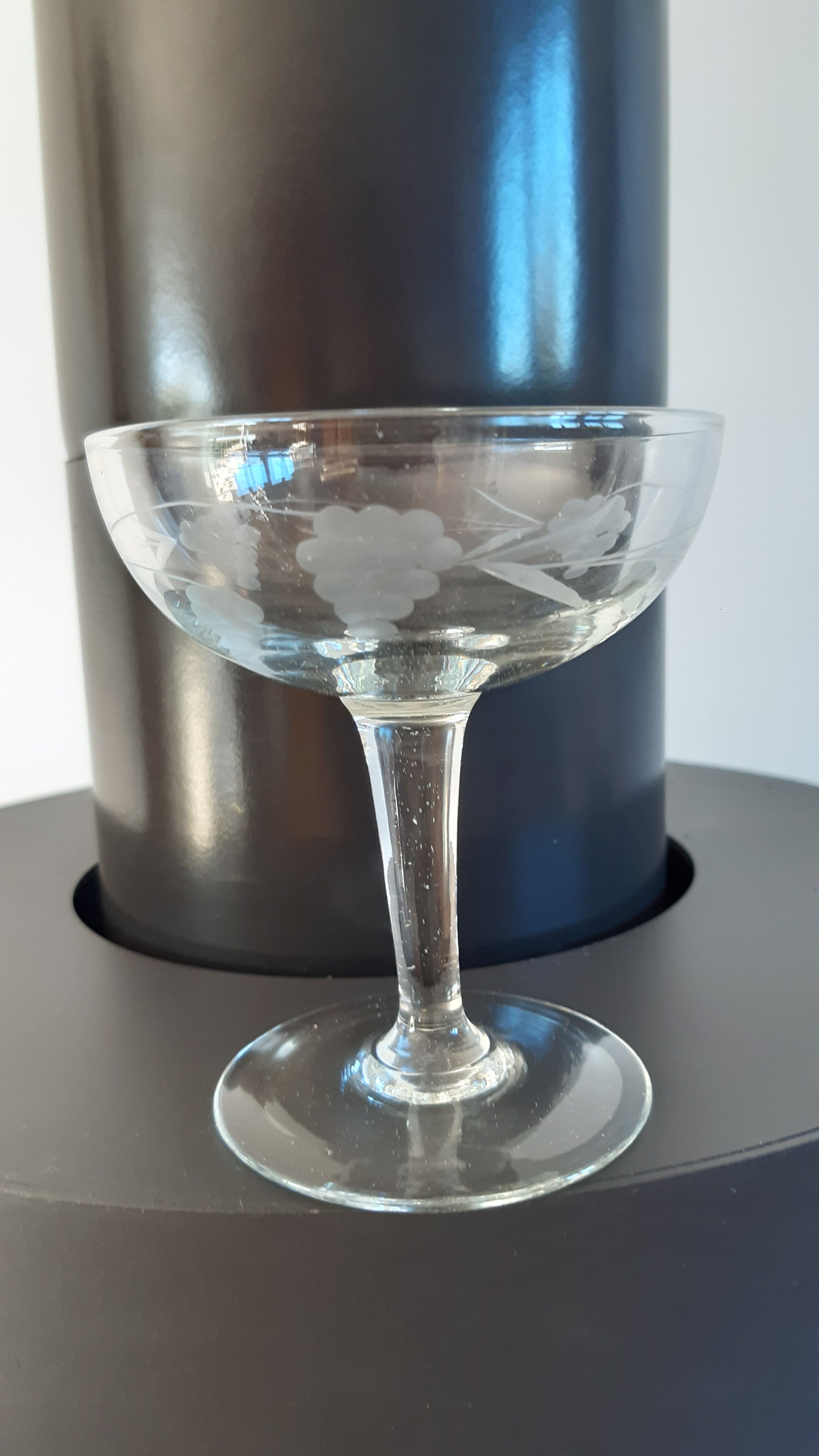 Set of 6 mismatched champagne glasses in crystal engraved years 50-60