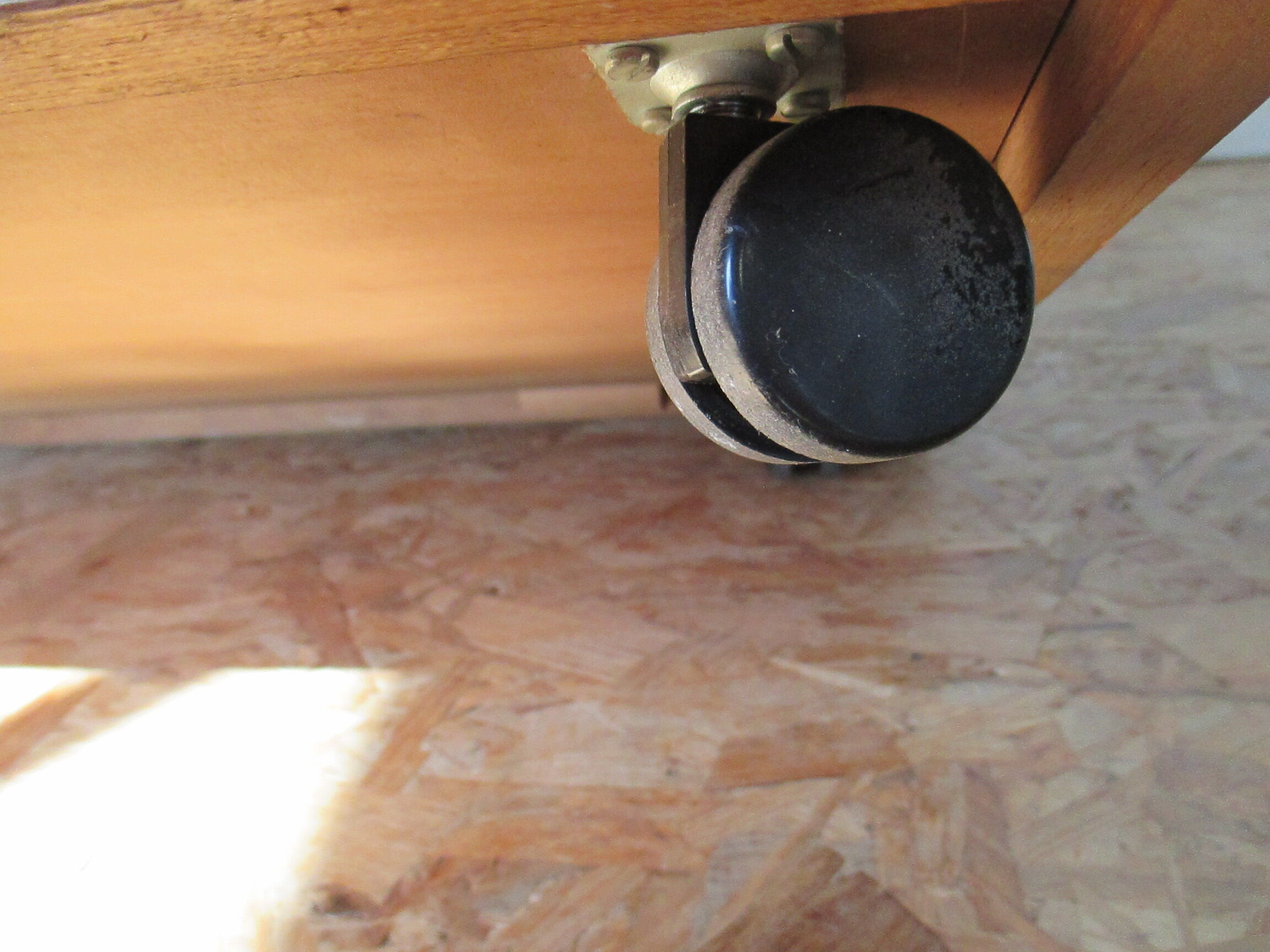 Coffee table on wheels 70