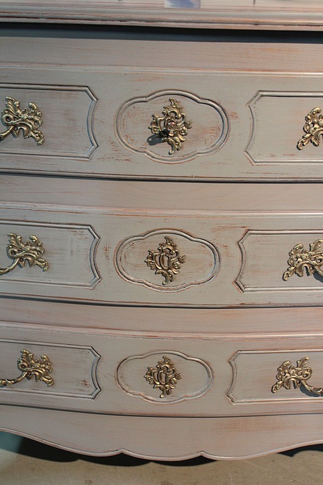 Commode de style Louis XV patinée XXème