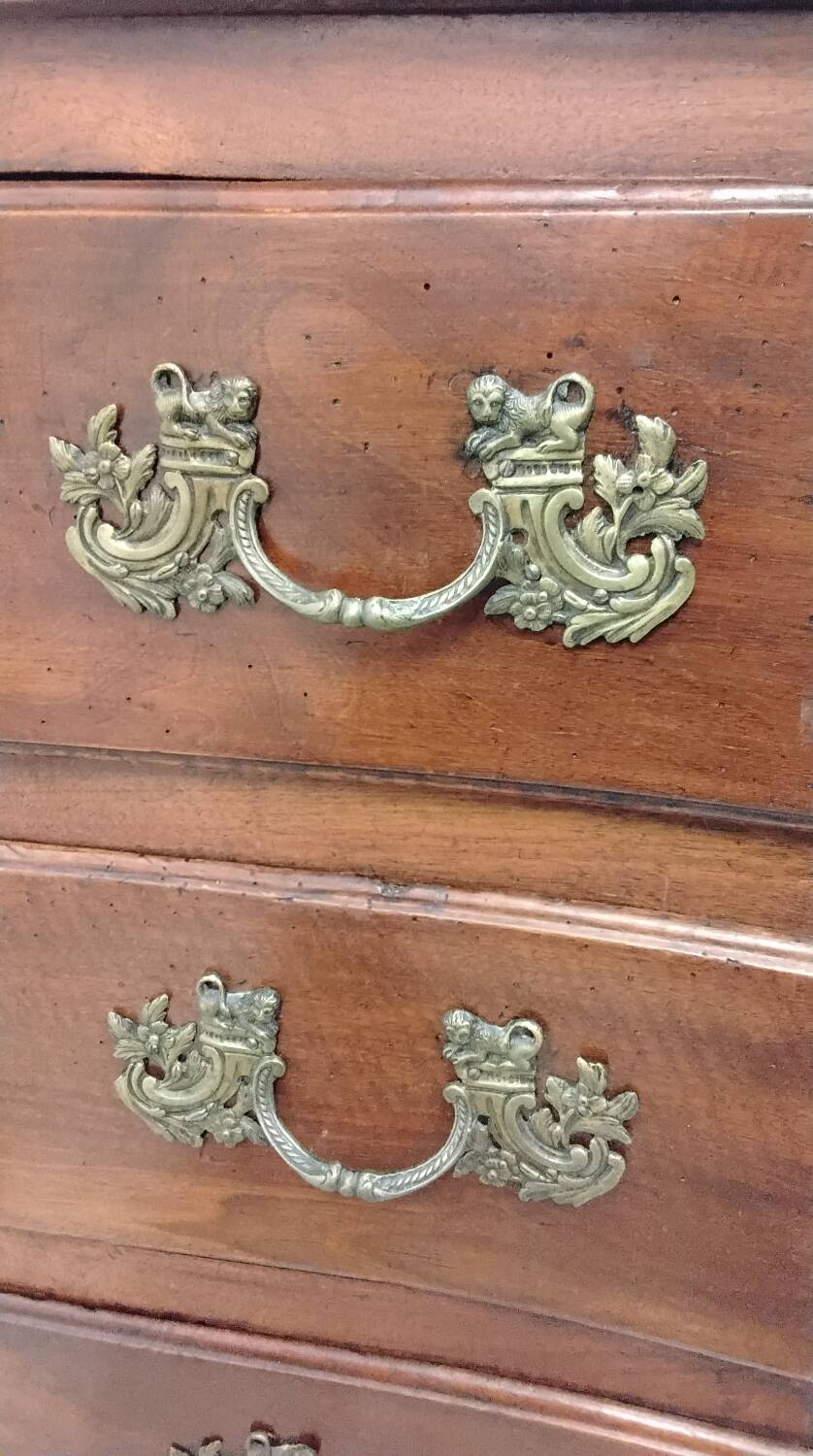 Rustic walnut chest of drawers from the 18th century