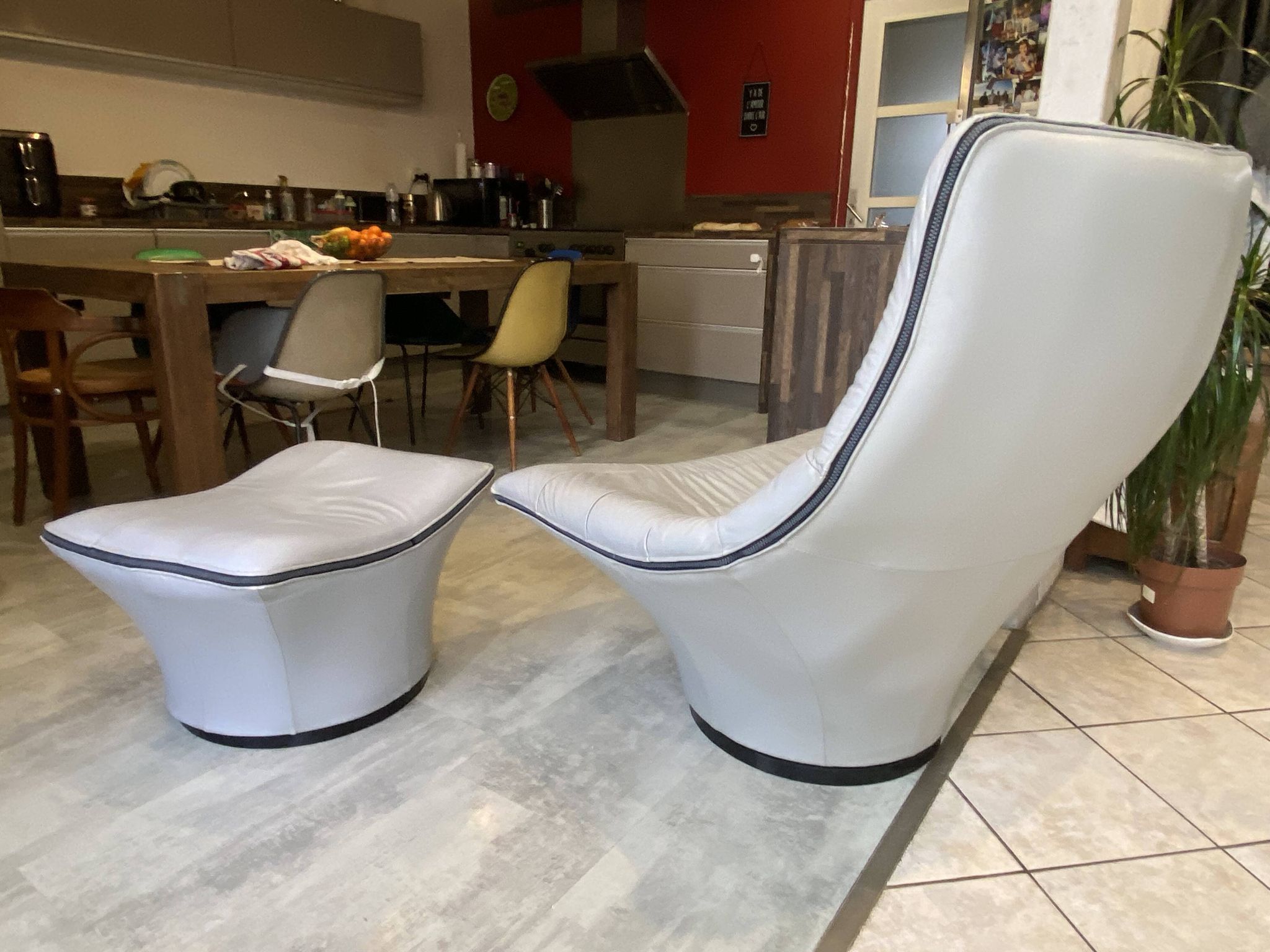 Swivel lounge chair ottoman footrest leather Mantis Gerard Van den Ber