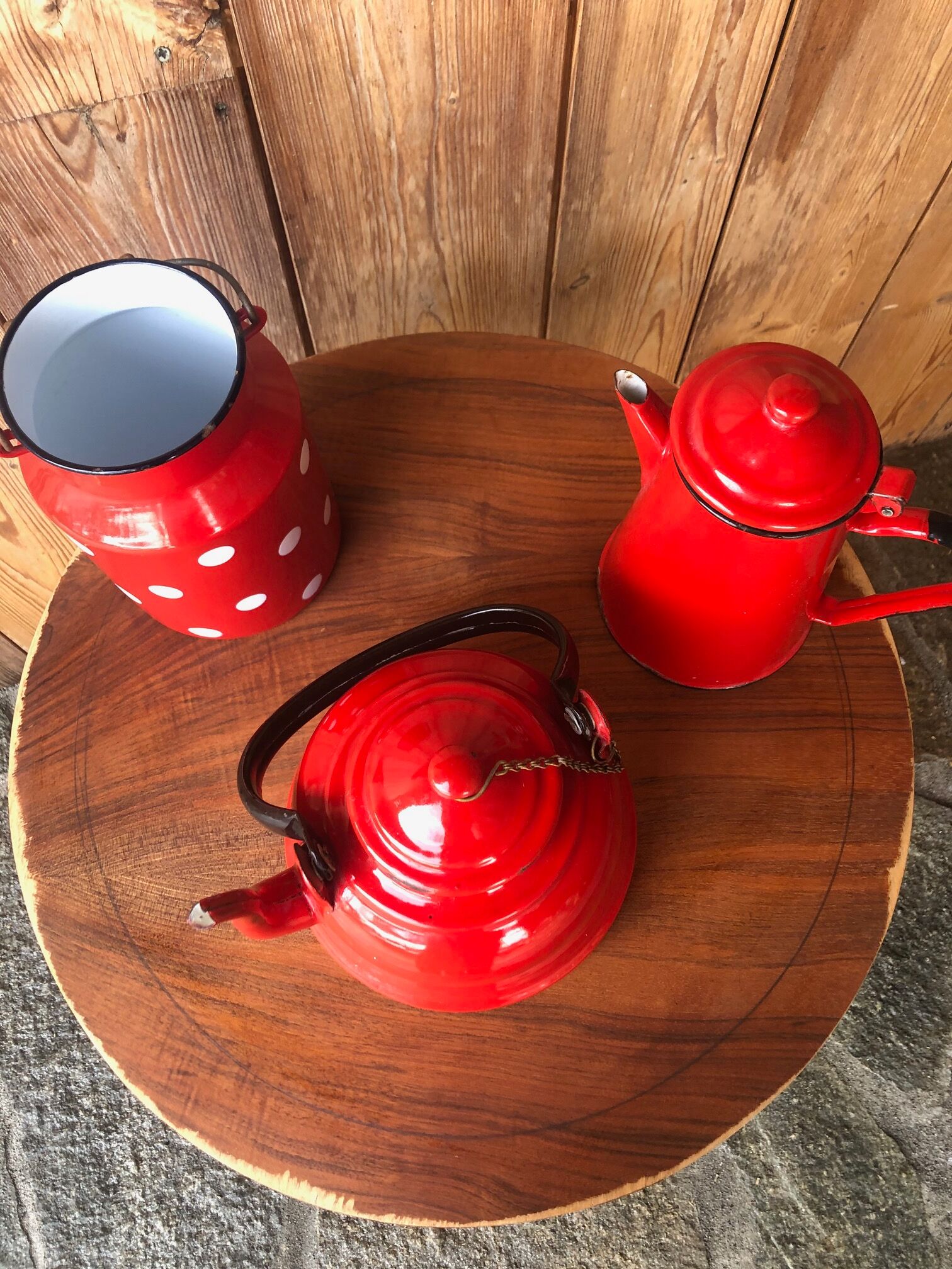 Set kettle coffee maker and milk pot in red-wrapped iron, 50/60 year.