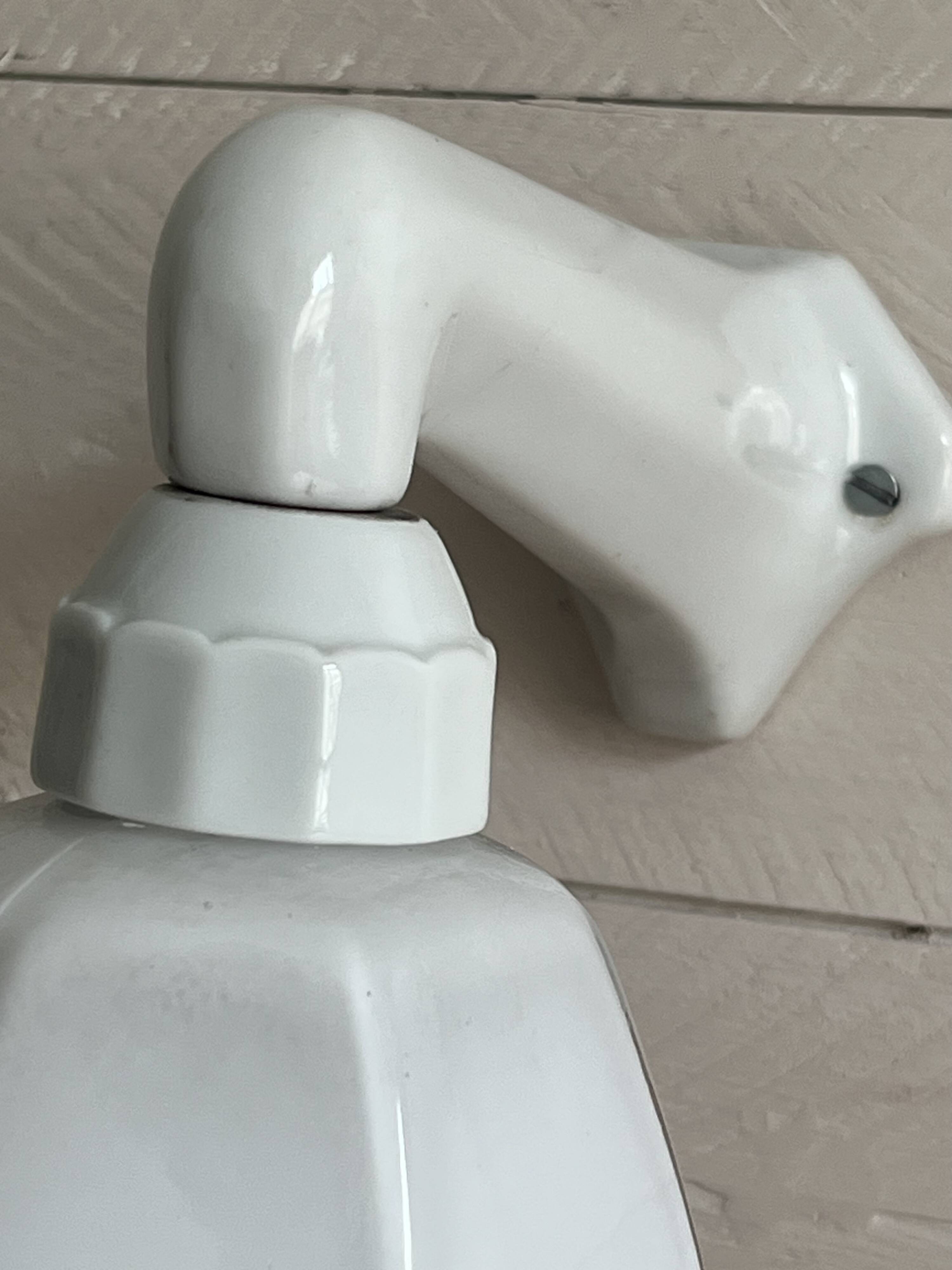 Art Deco wall light in ceramic and opaline.