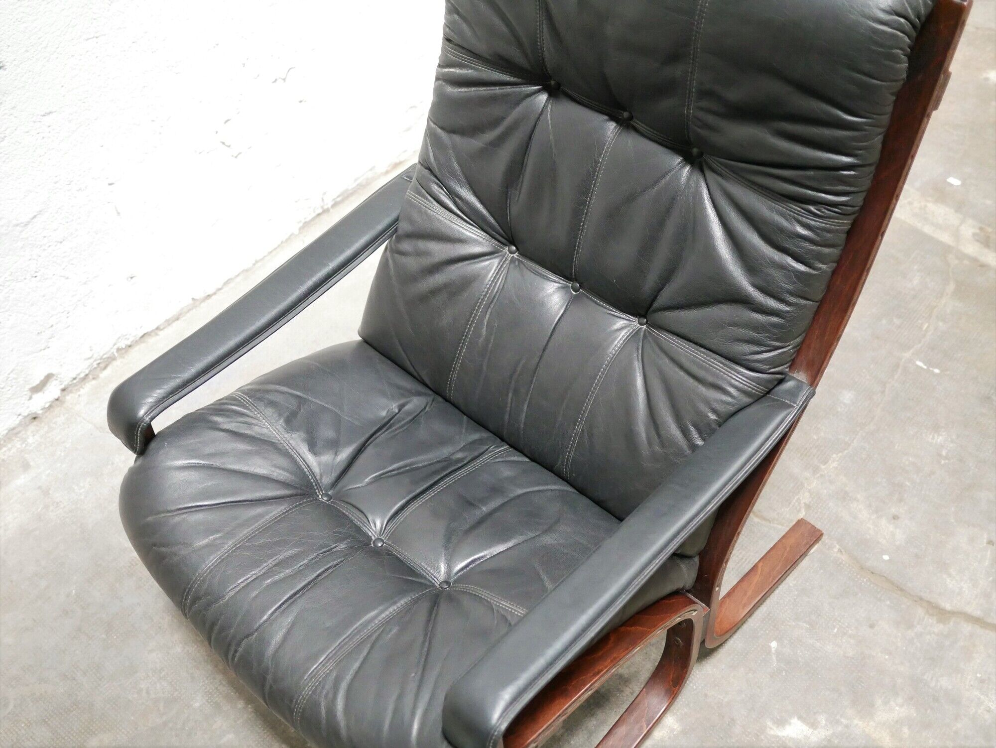 Siesta Scandinavian armchair in black leather by Ingmar Relling for Westnofa editions