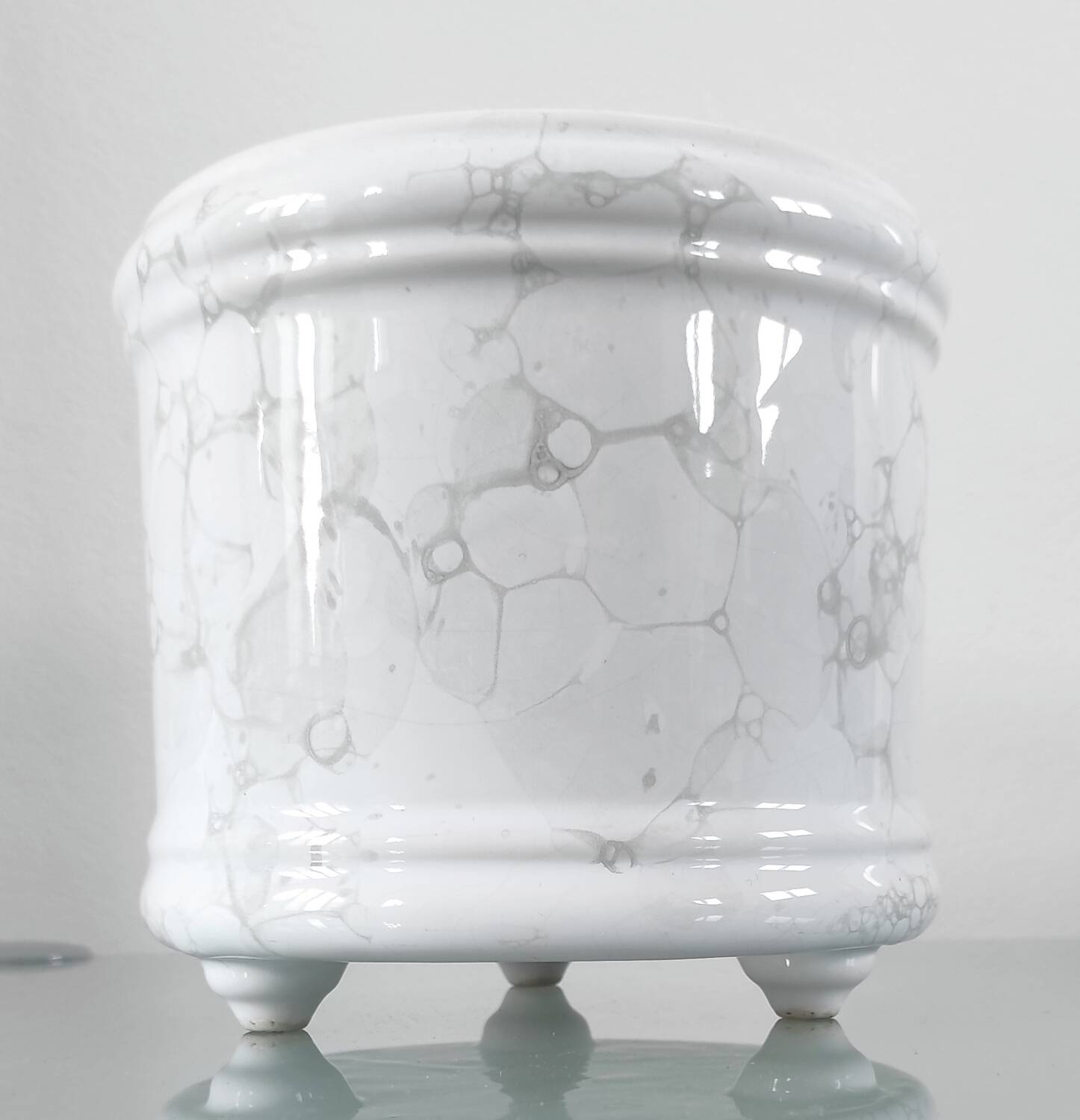 Vintage tripod cache-pot in glazed earthenware with a bubble decoration.