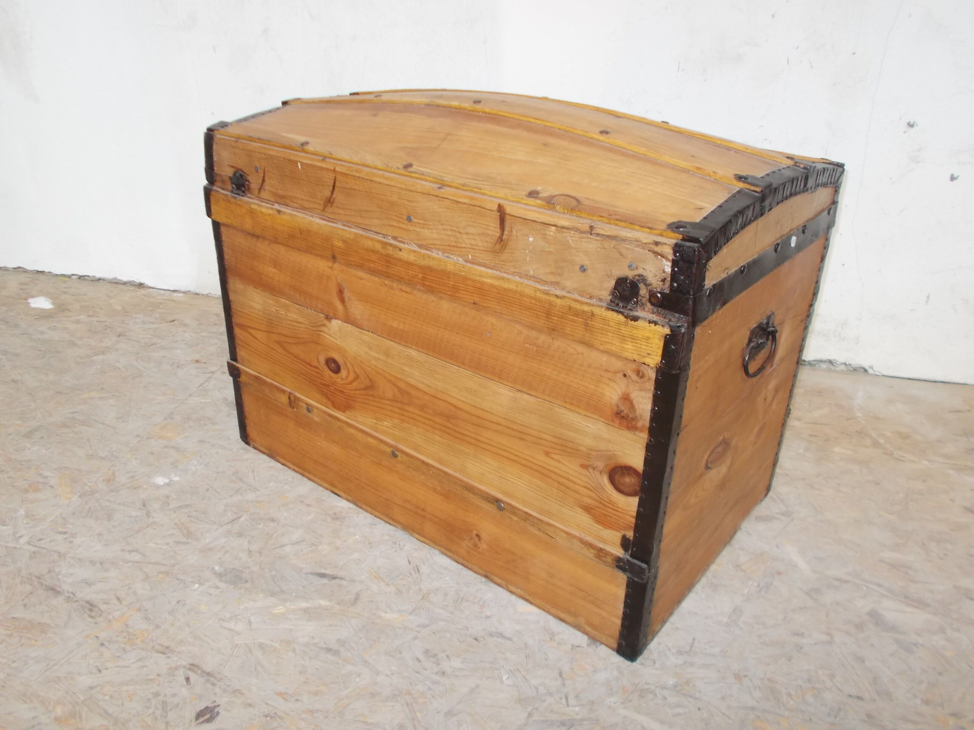 Renovated large bulging malle