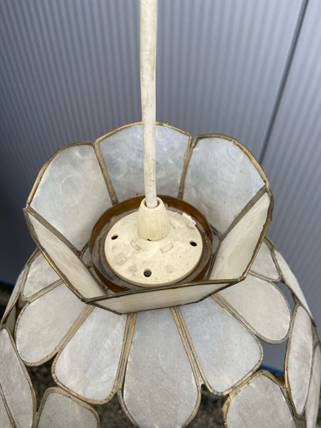 Mother-of-pearl and brass suspension