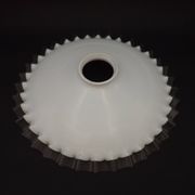Abat-jour pendentif en verre frangé blanc opalin clair bord festonné