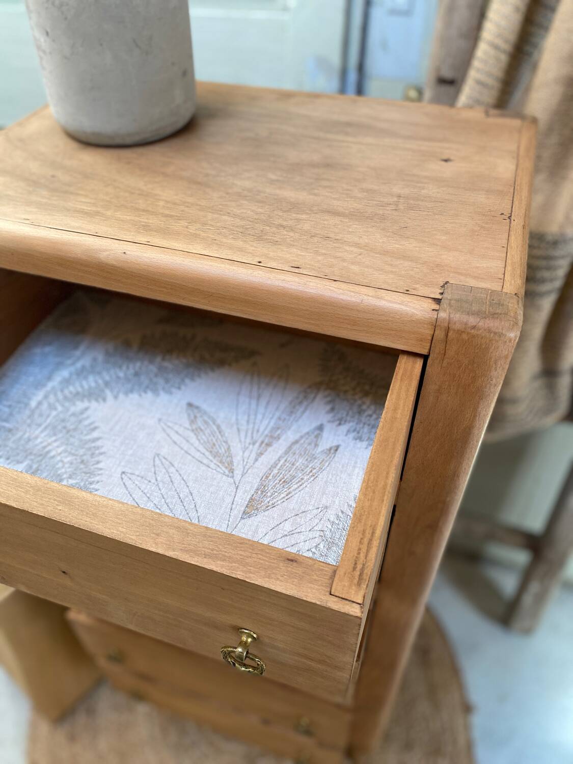 Vintage chest of drawers in light wood – natural elegance