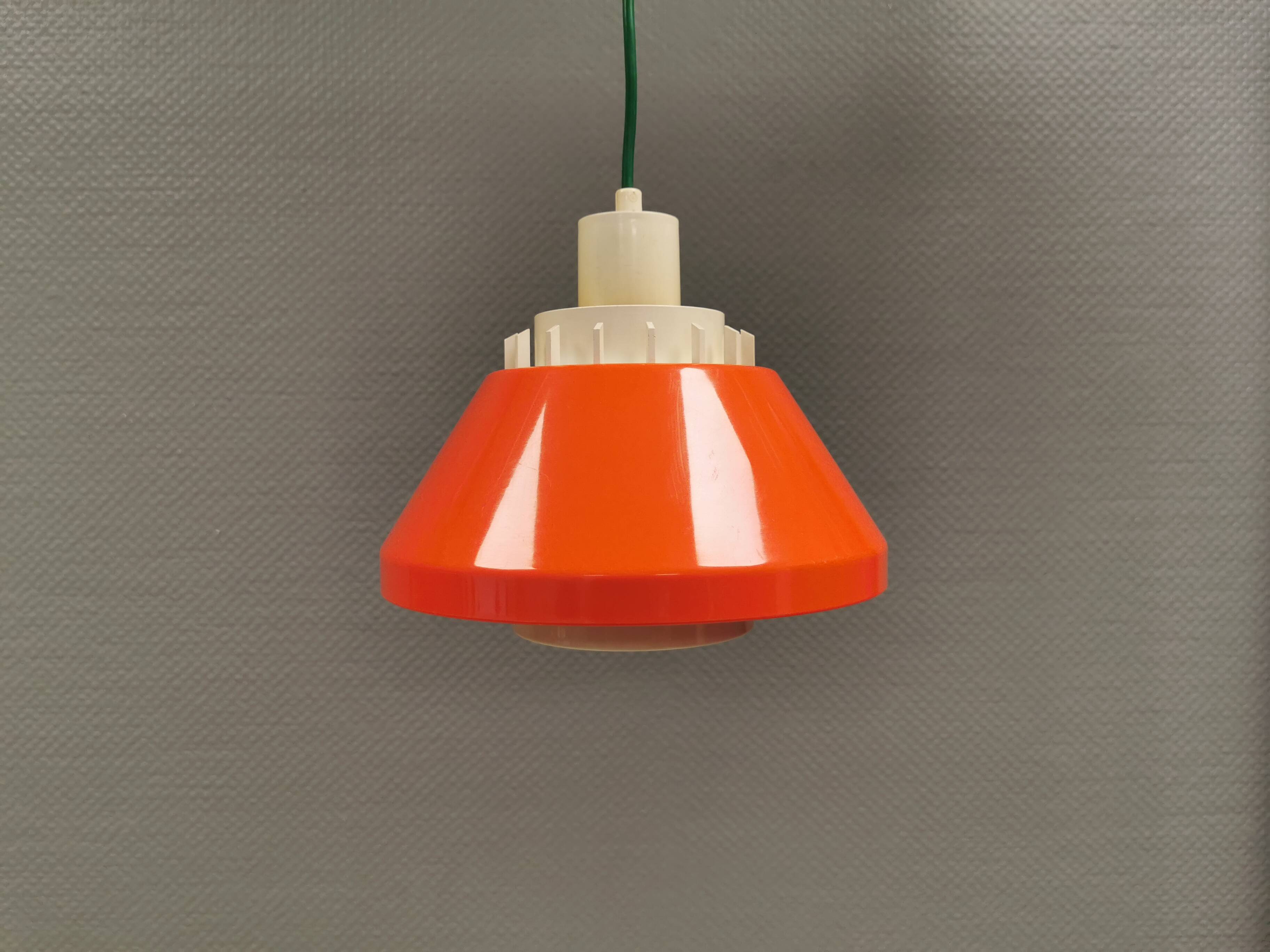 Un lampadaire orange en plastique ABS dur pressé. Danemark années 1970.