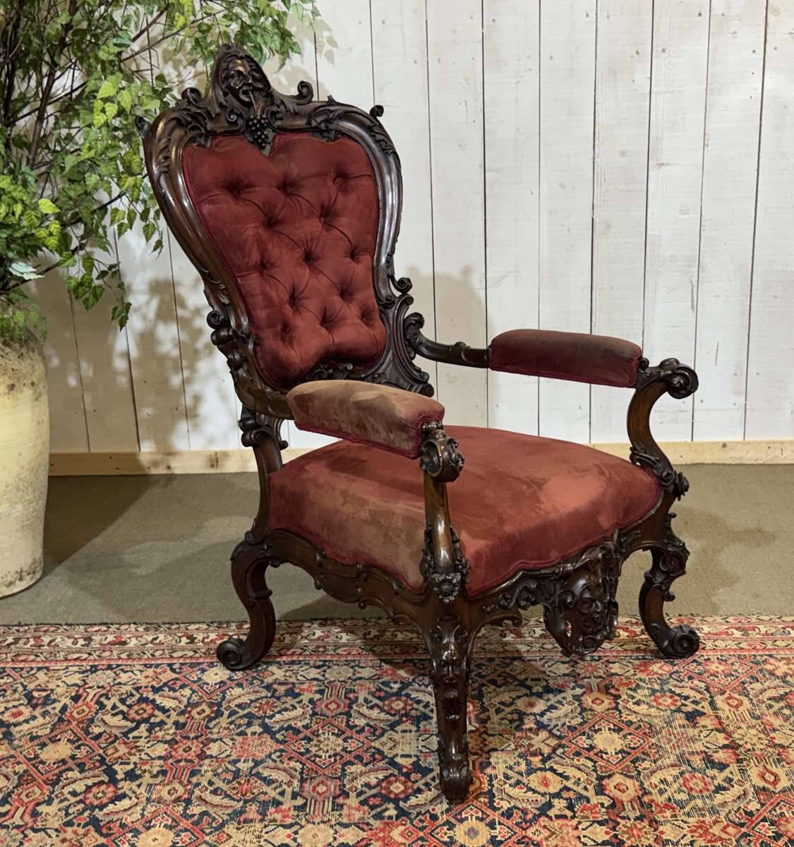 Fauteuil en acajou 19ème richement sculpté de style baroque
