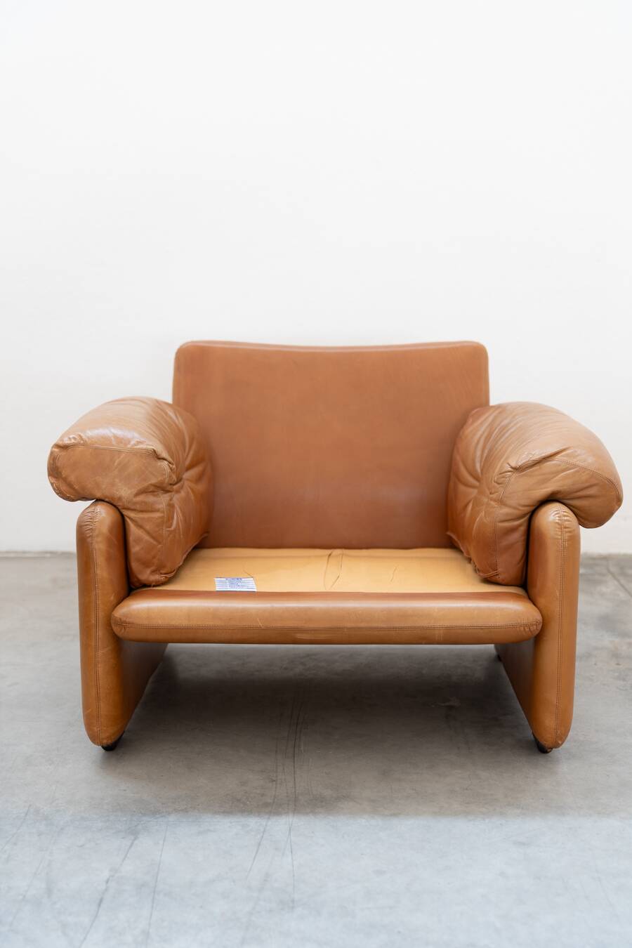 Pair of armchairs with cognac-colored pouf, "Coronado" model by Afra & Tobia scarpa for B&B It