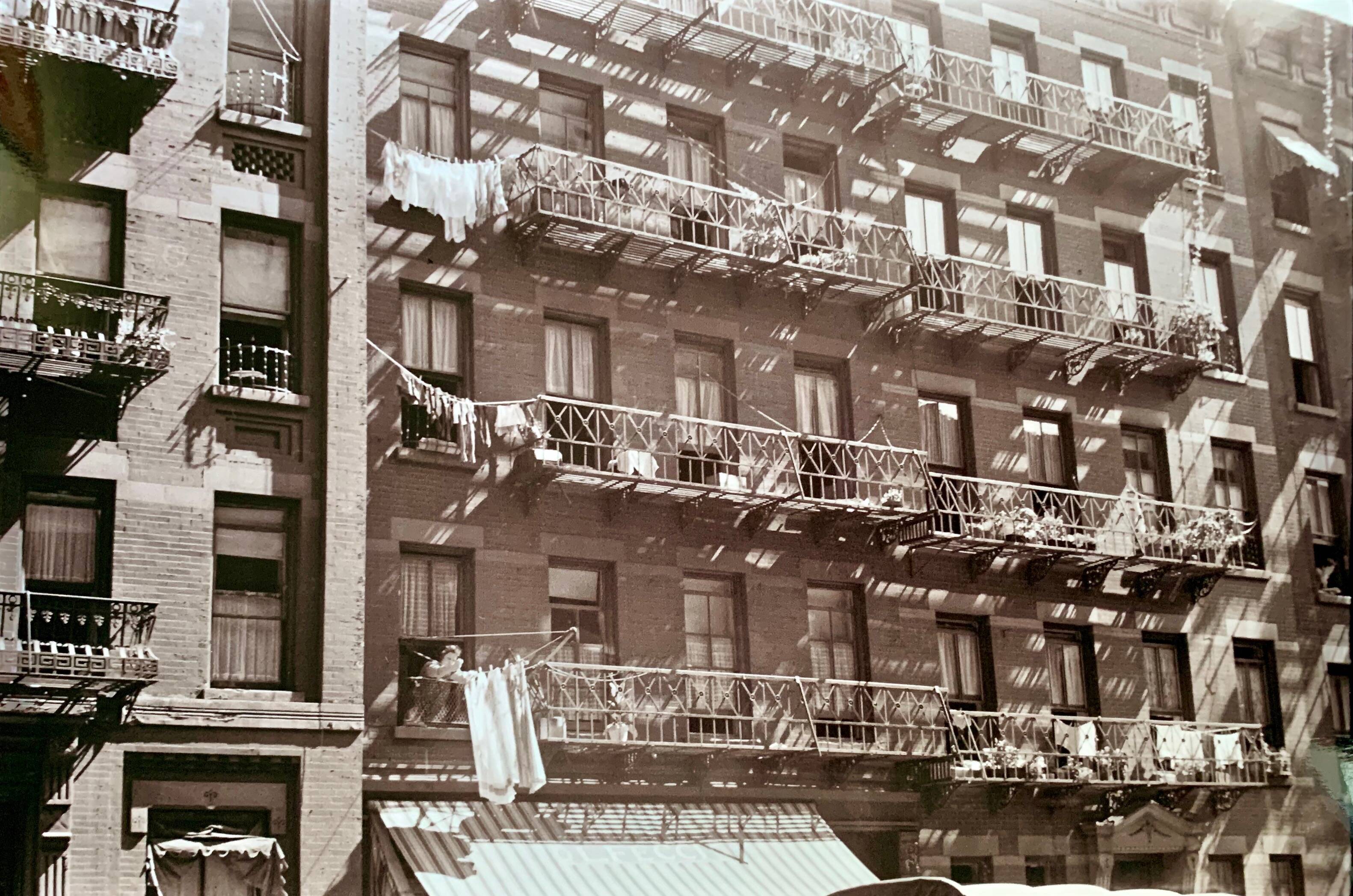 Typical urban façade of 1930s New York — The soul of old Manhattan