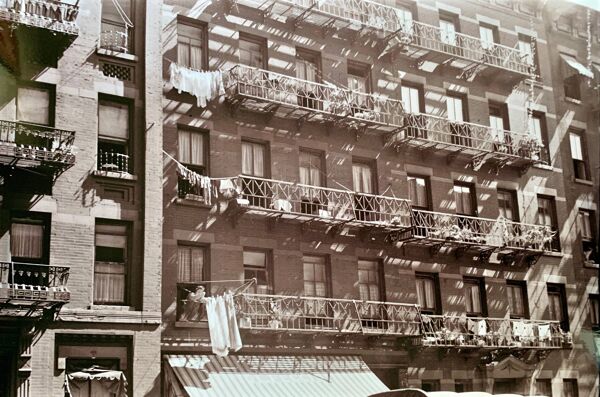 Façade typique urbaine du New York, années 30 — L'âme du vieux Manhattan