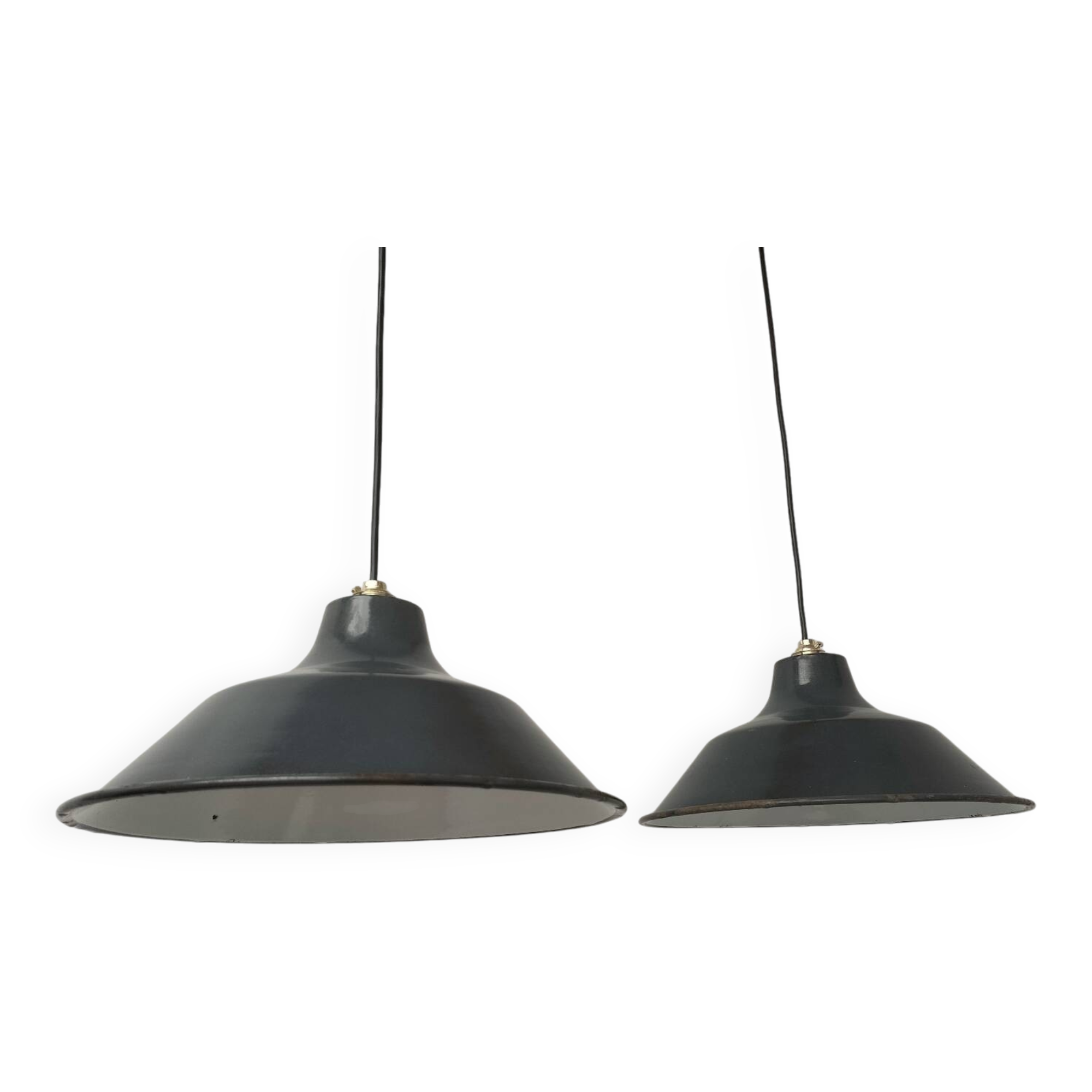 Pair of enamelled sheet metal suspensions