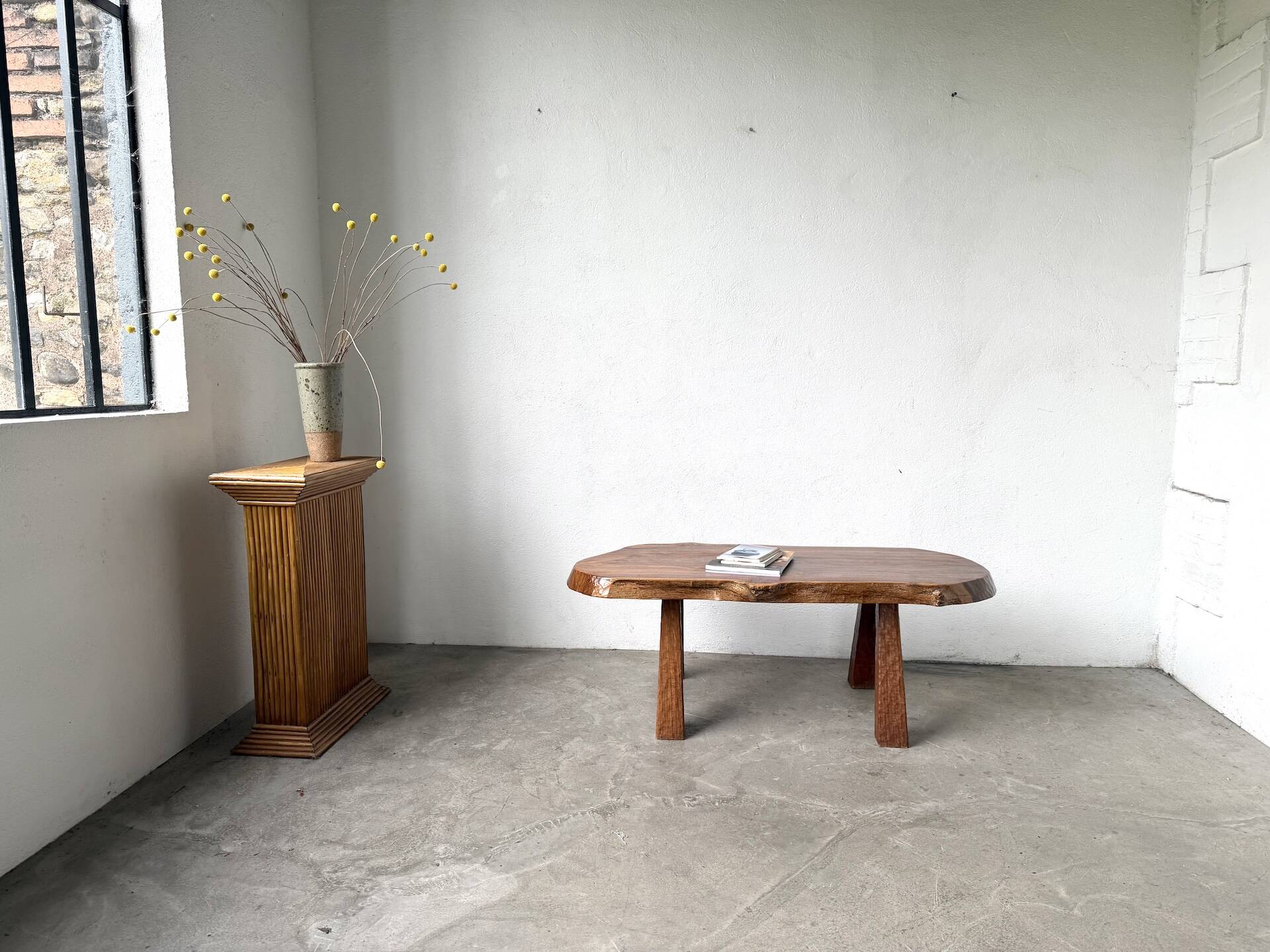 Table basse brutaliste en noyer massif, plateau slab live edge, France