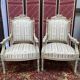 Paire de fauteuils style Louis XVl sculptés avec tissus et soieries d’origine