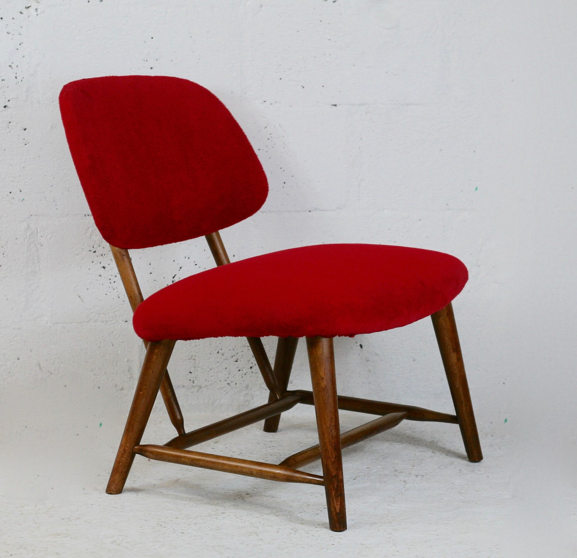 Chauffeuse by Alf Svensson, Model TeVe, published by Ljungs Industrier, Sweden, 1953. Retyped red.