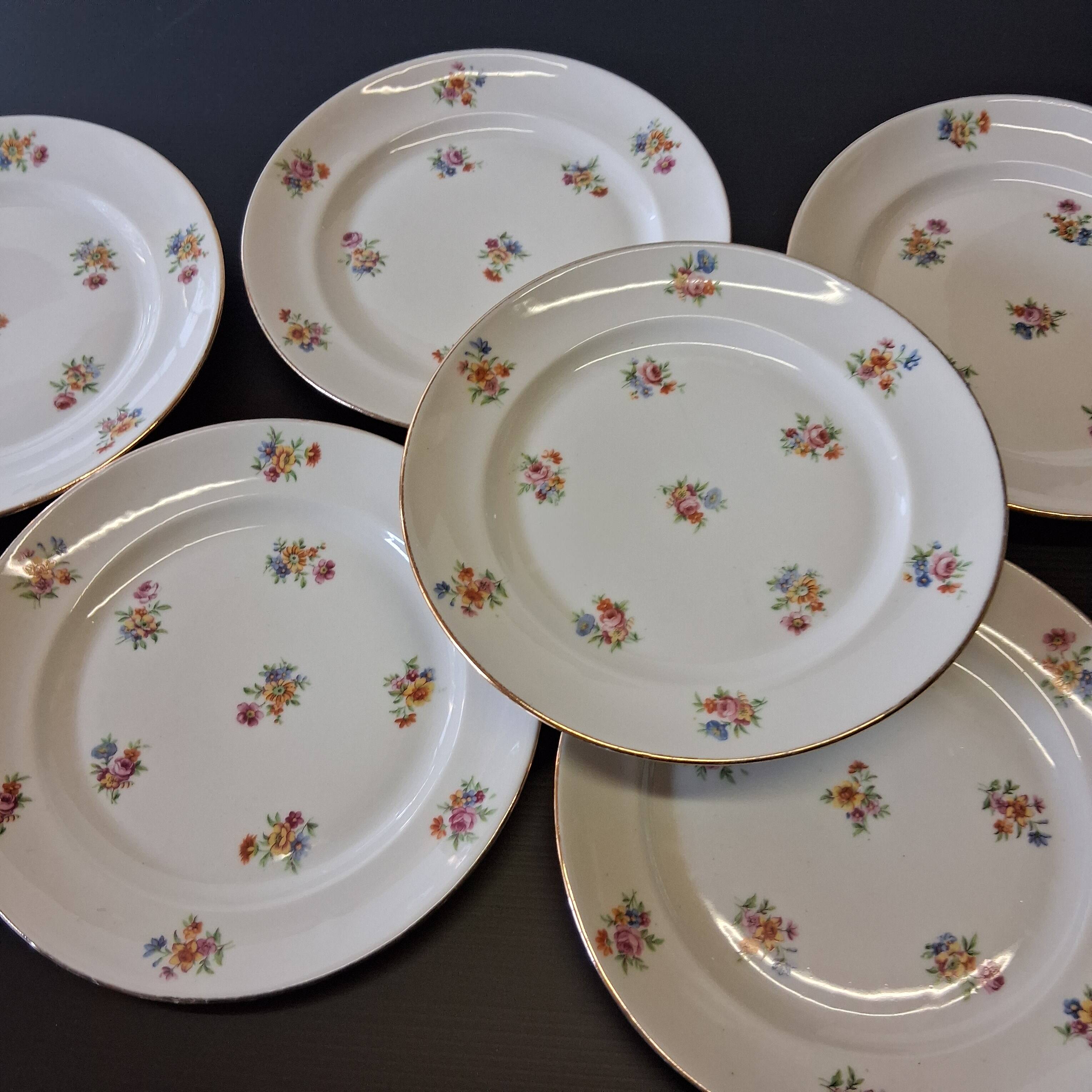 6 dessert plates in French porcelain in good condition.