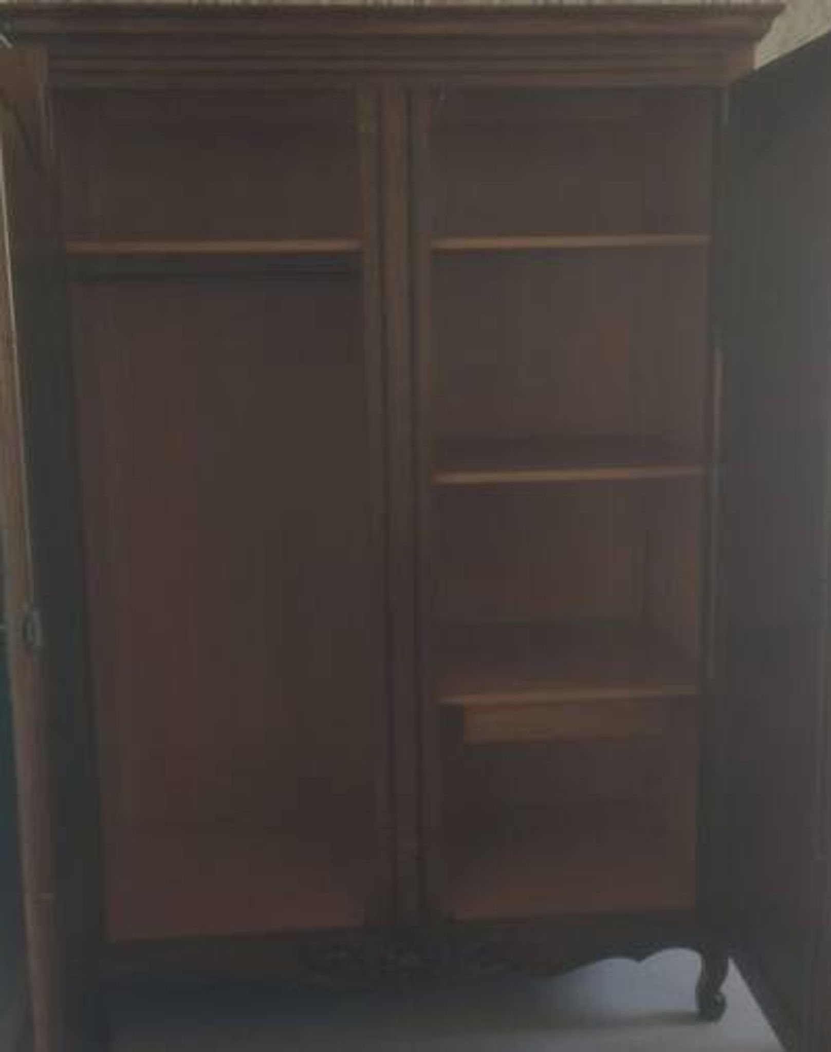 Armoire ancienne, armoire style Louis XV en bois massif