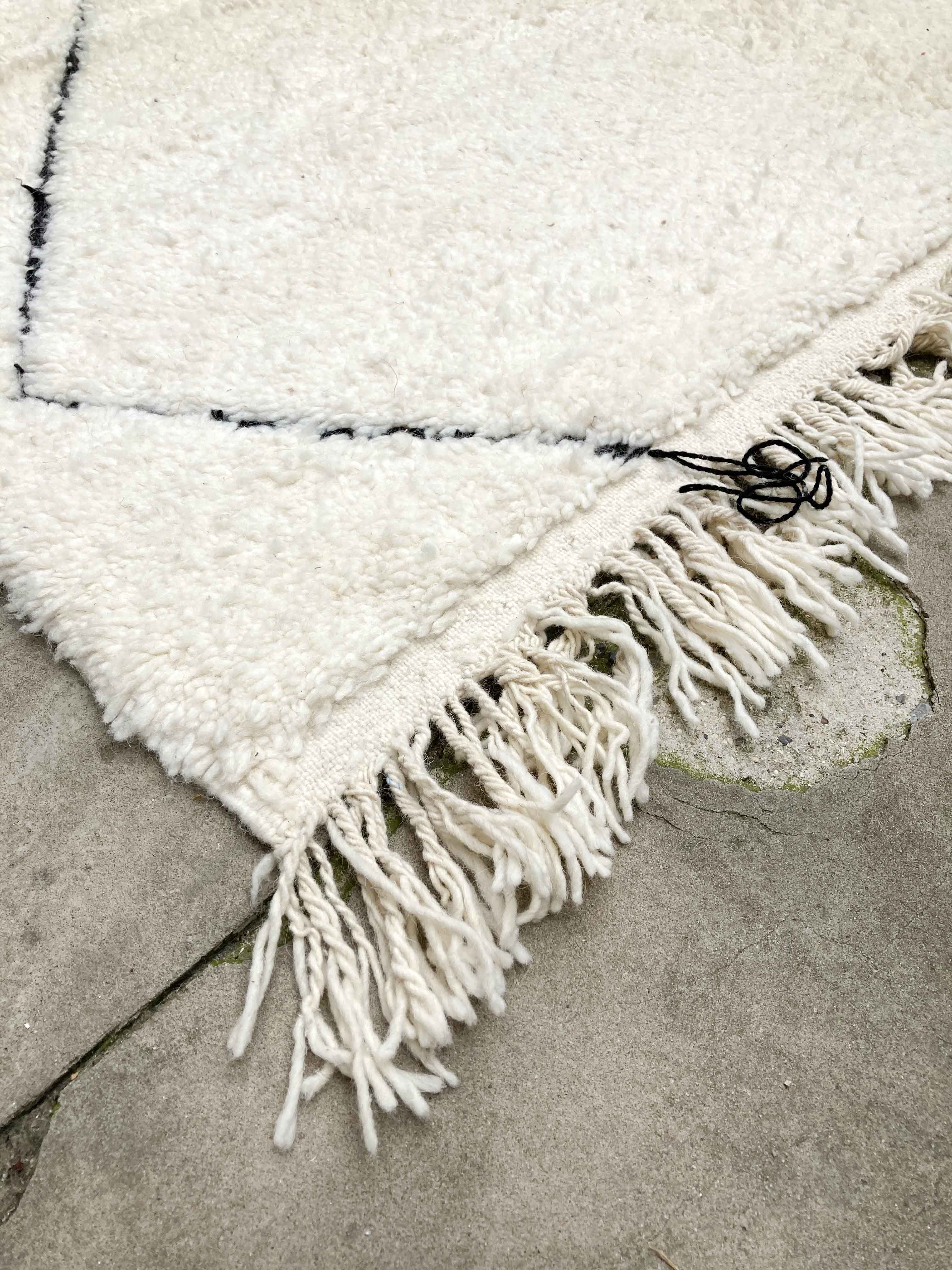 Tapis berbère marocain beni ouarain écru à losanges noirs gravés 366x271cm