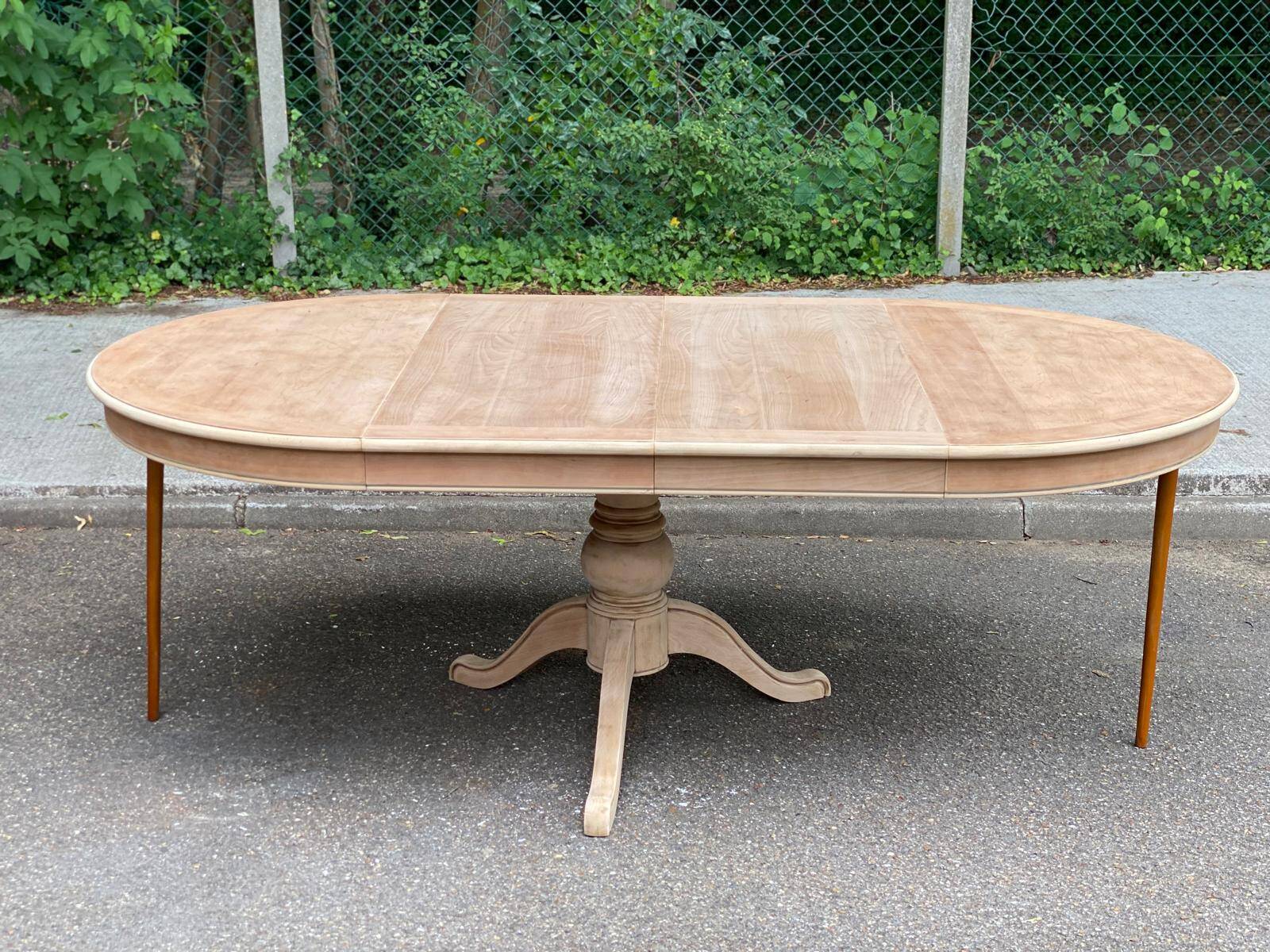 Renovated round extendable dining table with a central wooden leg, 113-203cm.